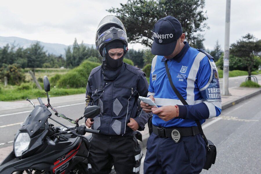 Uno de los aspectos más importantes si va a adquirir una motocicleta es verificar la documentación, para que no sea sorprendido con alguna anomalía por parte de un agente de tránsito - crédito Colprensa/Camila Díaz