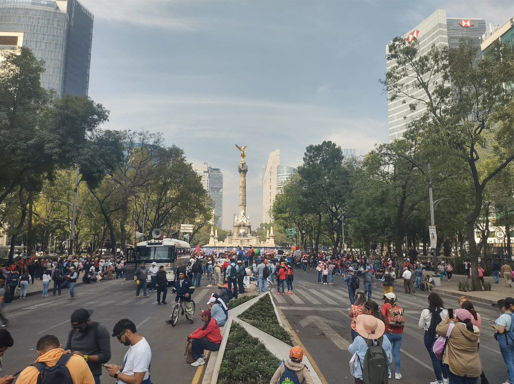 Avanzan los contingentes de maestros de la CNTE por Paseo de la Reforma con dirección al zócalo capitalino