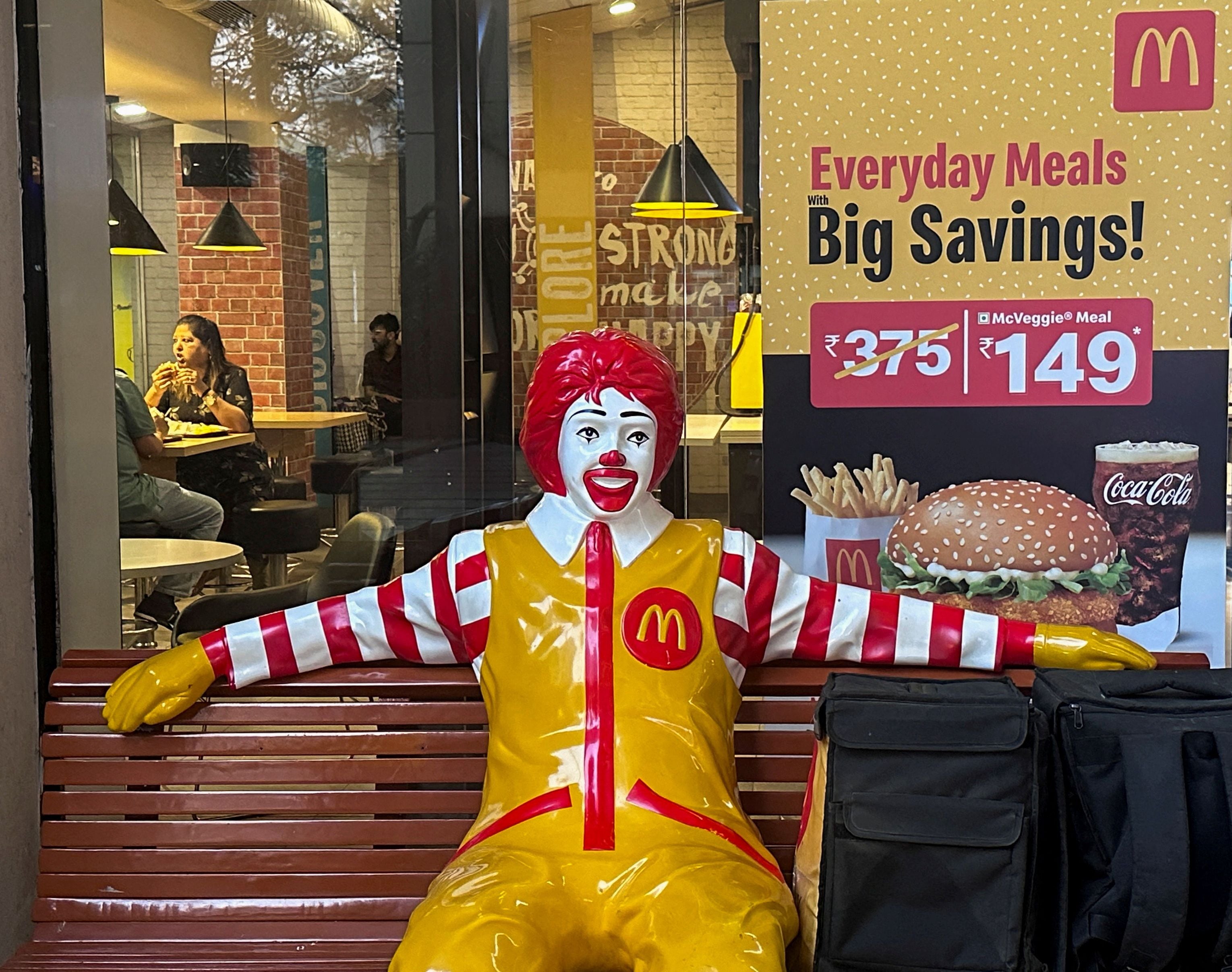 La política de precios flexible de McDonald's, ajustándose a las condiciones del mercado y a las necesidades de los consumidores, se pone a prueba con nuevas promociones. (REUTERS/Francis Mascarenhas)