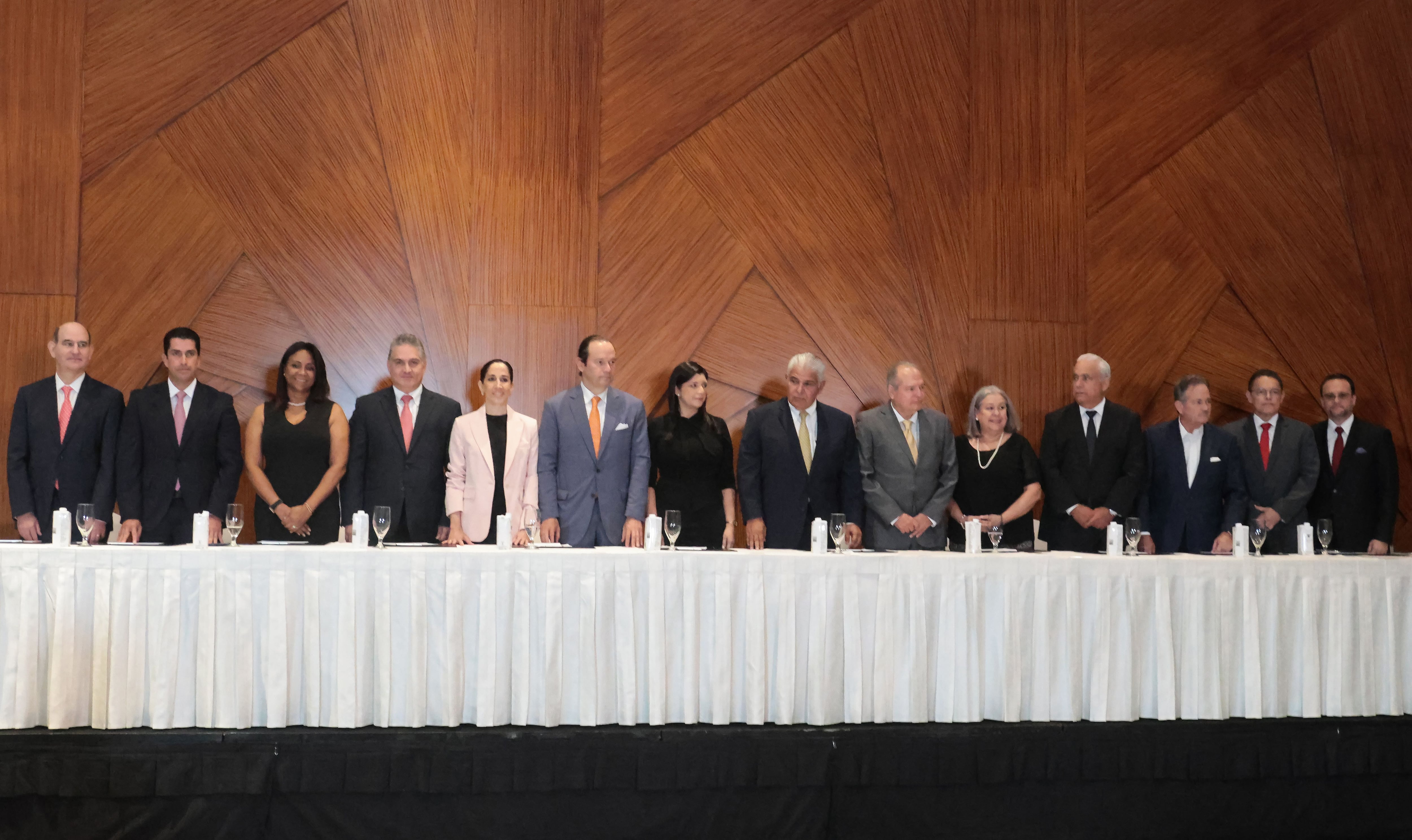 El presidente de Panamá, (C8) posa con los funcionarios que harán parte de su gabinete este jueves, en Ciudad de Panamá (Panamá). EFE/ Gabriel Rodríguez
