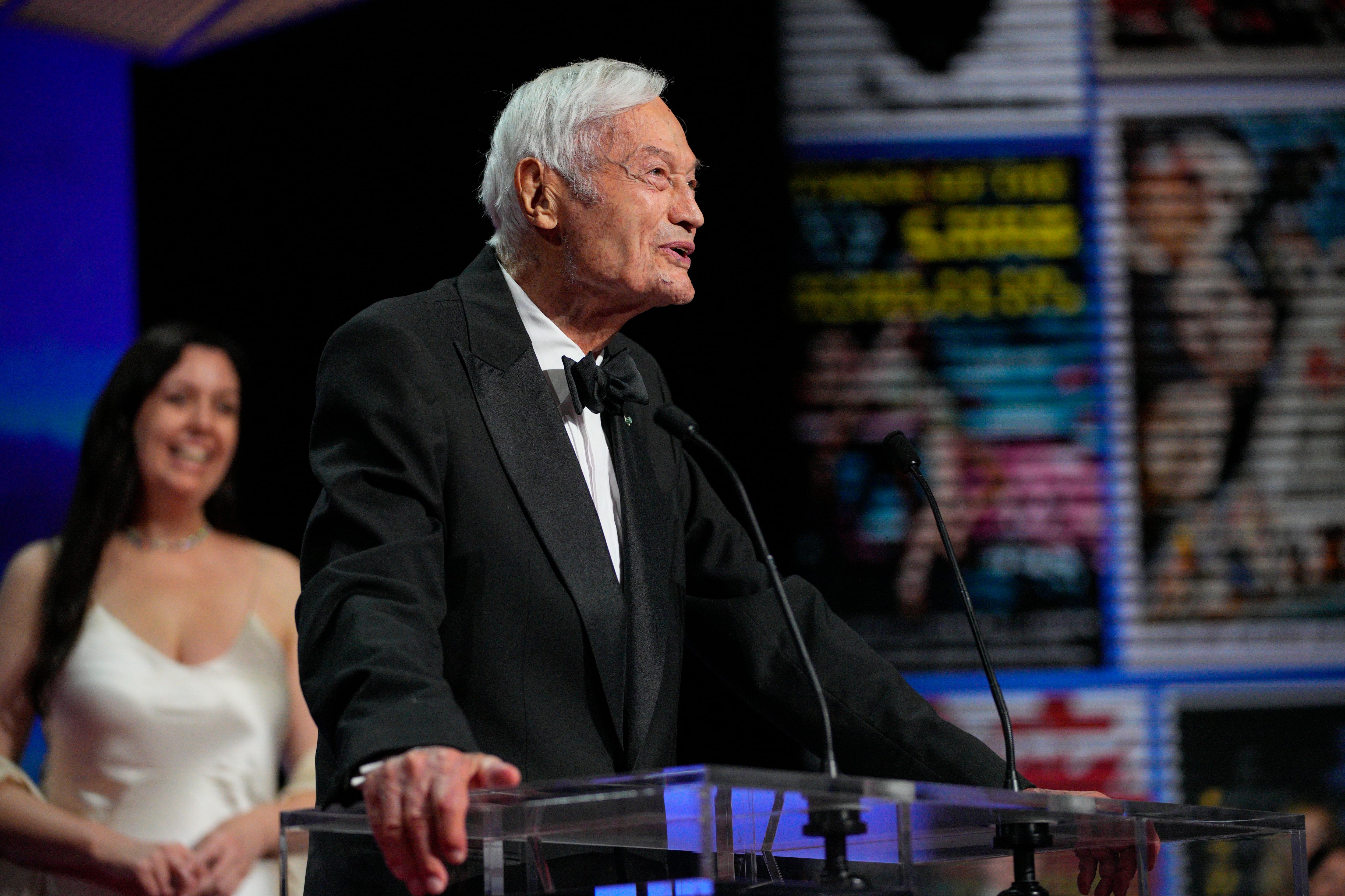 Roger Corman se dirige al público durante la ceremonia de premios del 76to festival internacional de Cannes, en el sur de Francia, el sábado 27 de mayo de 2023 (AP Foto/Daniel Cole)