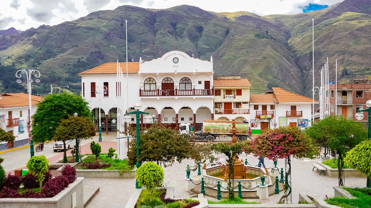 El distrito capital se ubica en la región Ancash, provincia de Huari, a 3,102 m.s.n.m. en la margen izquierda del rio Huari en las coordenadas geográficas 18 L 0261460 y UTM 8965884.
Foto: Provincia de Huari