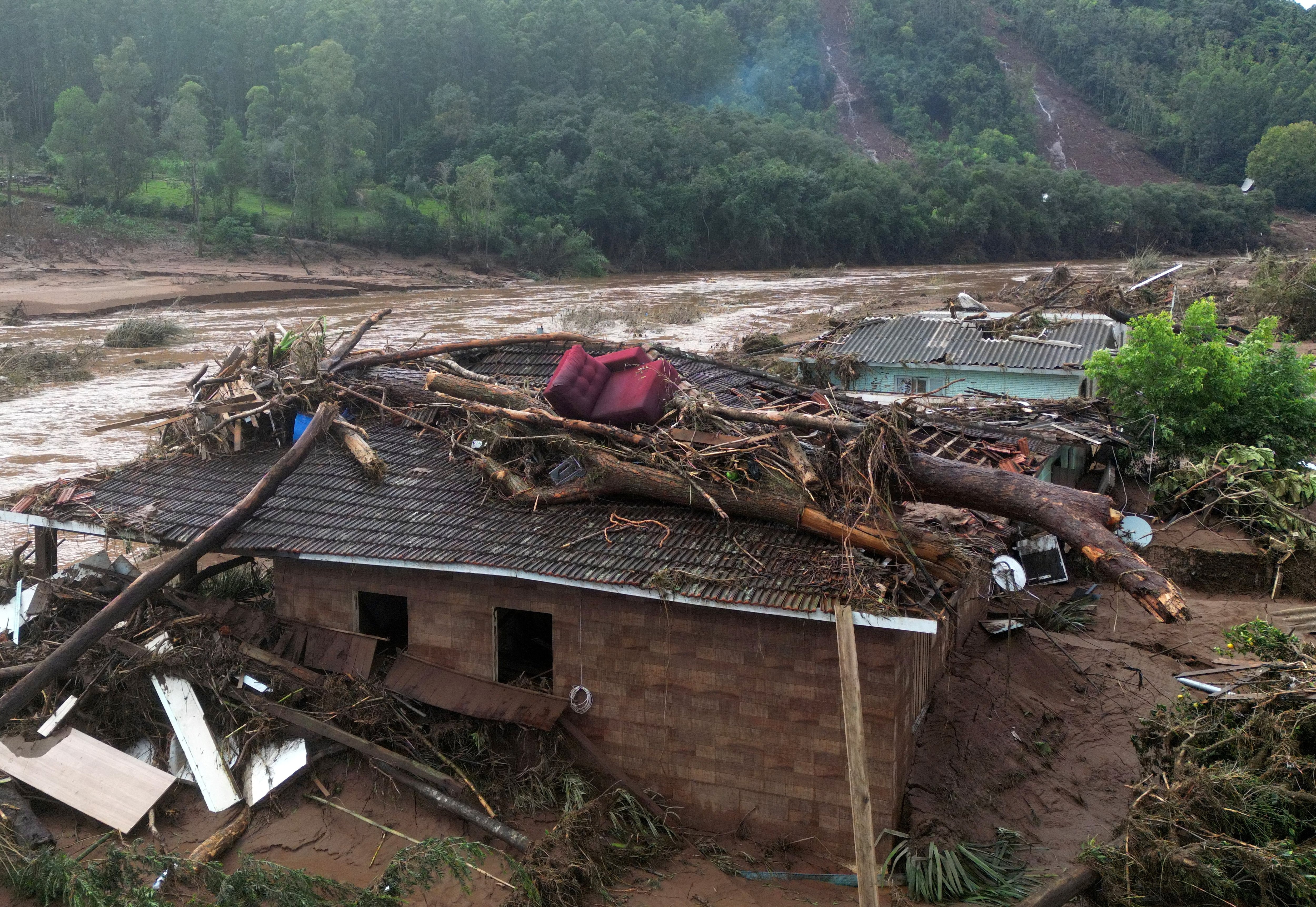 Una vista de drones muestra casas destruidas por las corrientes de las inundaciones repentinas causadas por fuertes lluvias en Jacarezinho, estado de Rio Grande do Sul, Brasil, 5 de mayo de 2024. REUTERS/Diego Vara