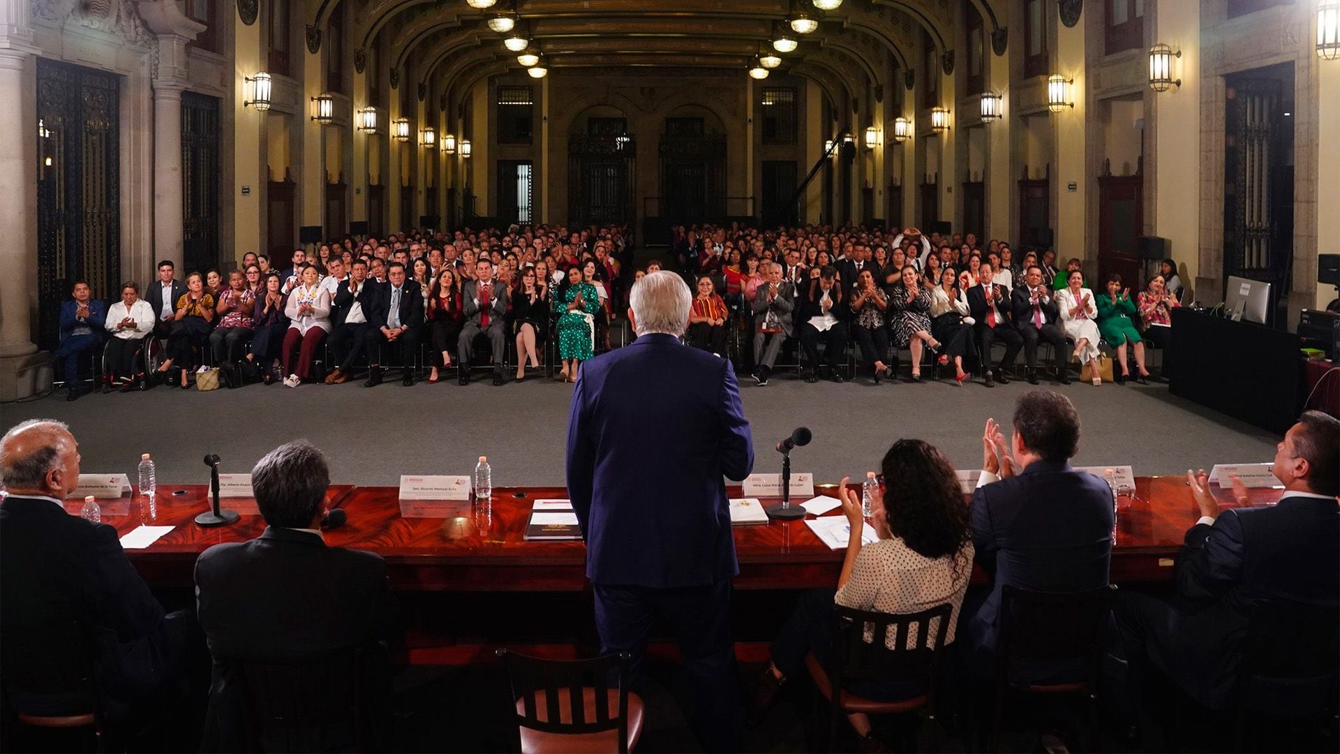 Reunión legisladores AMLO