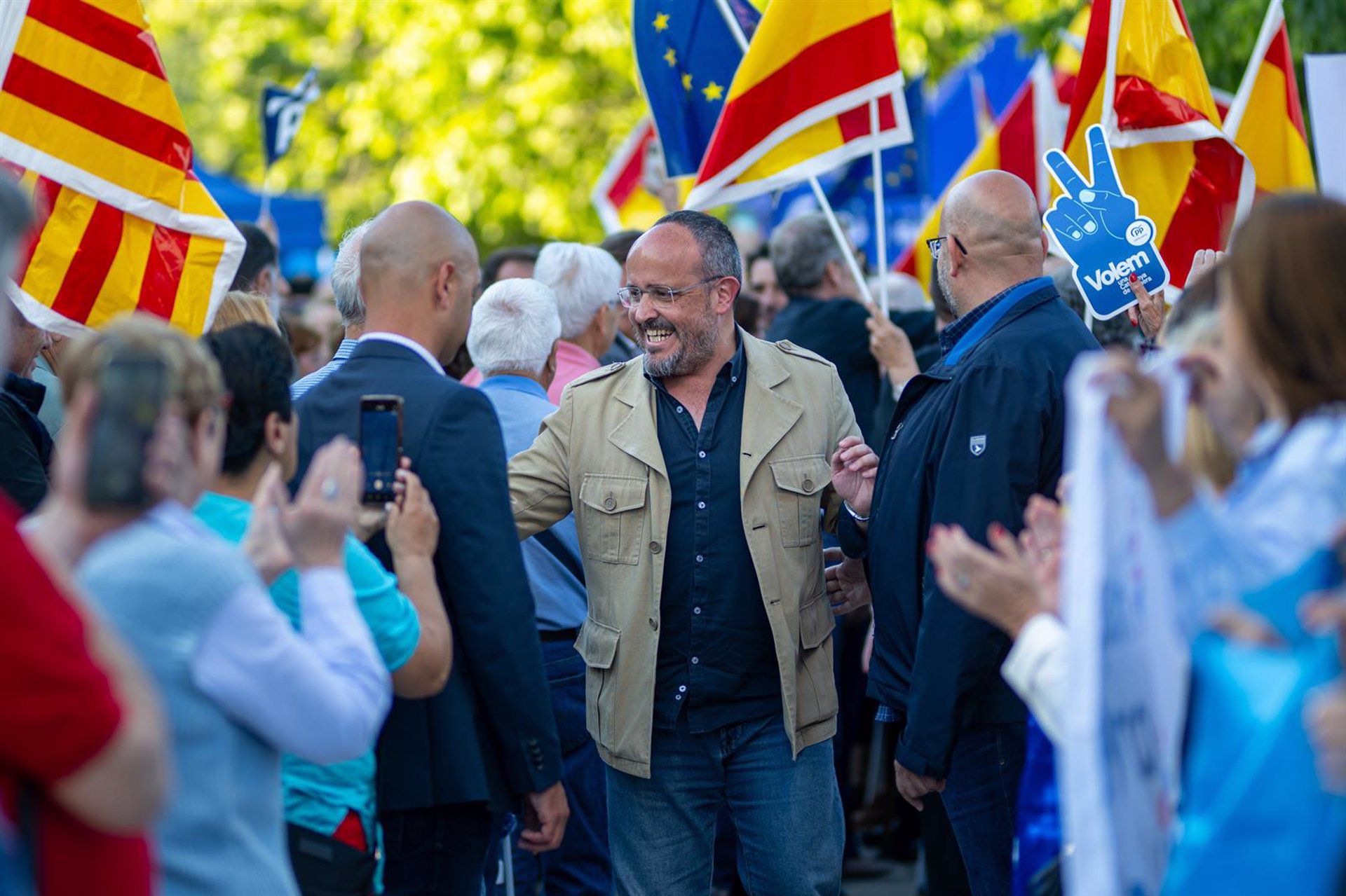 10/05/2024 El candidato del PP Alejandro Fernández (c), a su llegada a un mitin del PP, en L'Hospitalet de Llobregat, a 10 de mayo de 2024, en Barcelona, Catalunya (España). Este acto es el último del PP en la campaña electoral para los comicios catalanes del próximo 12 de mayo.
POLITICA 
Lorena Sopêna - Europa Press
