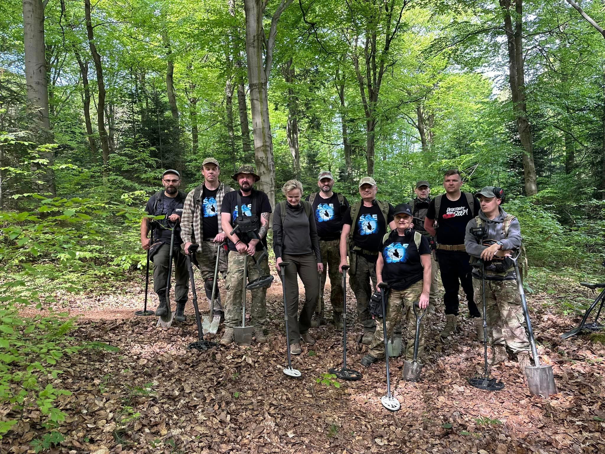 Voluntarios encontraron un tesoro que confirma antiguas leyendas de estafador del siglo XVIII en Polonia. (Facebook: Grupo de Exploración Świętokrzyskie)