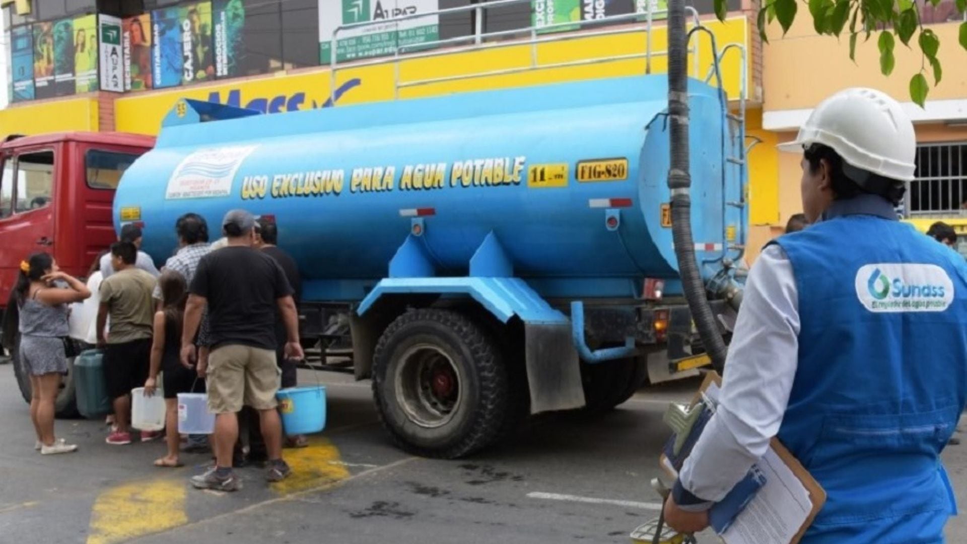 Camión cisterna repartiendo agua en corte de 2021 en Lima