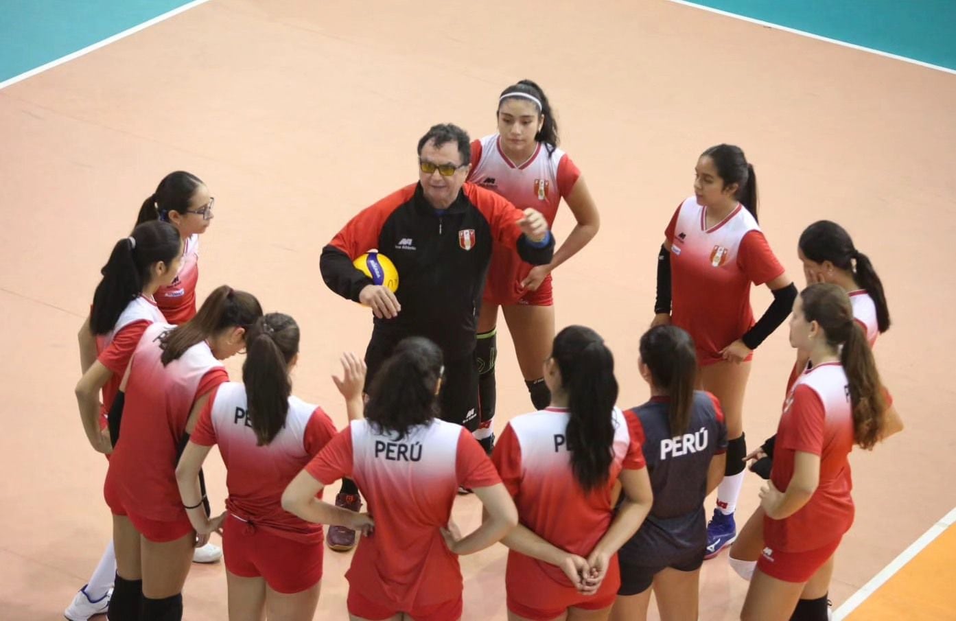 La selección peruana que no viajó a Guatemala entrena en el CEAR de la VIDENA, bajo el mundo de Marcello Bencardino.