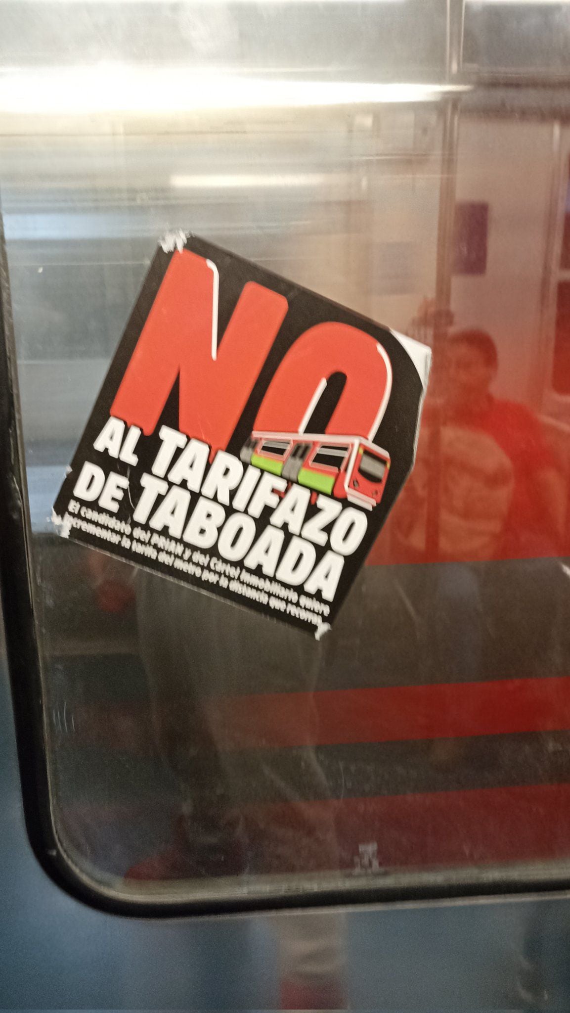 Usuarios reportan propaganda política en líneas del Metro CDMX