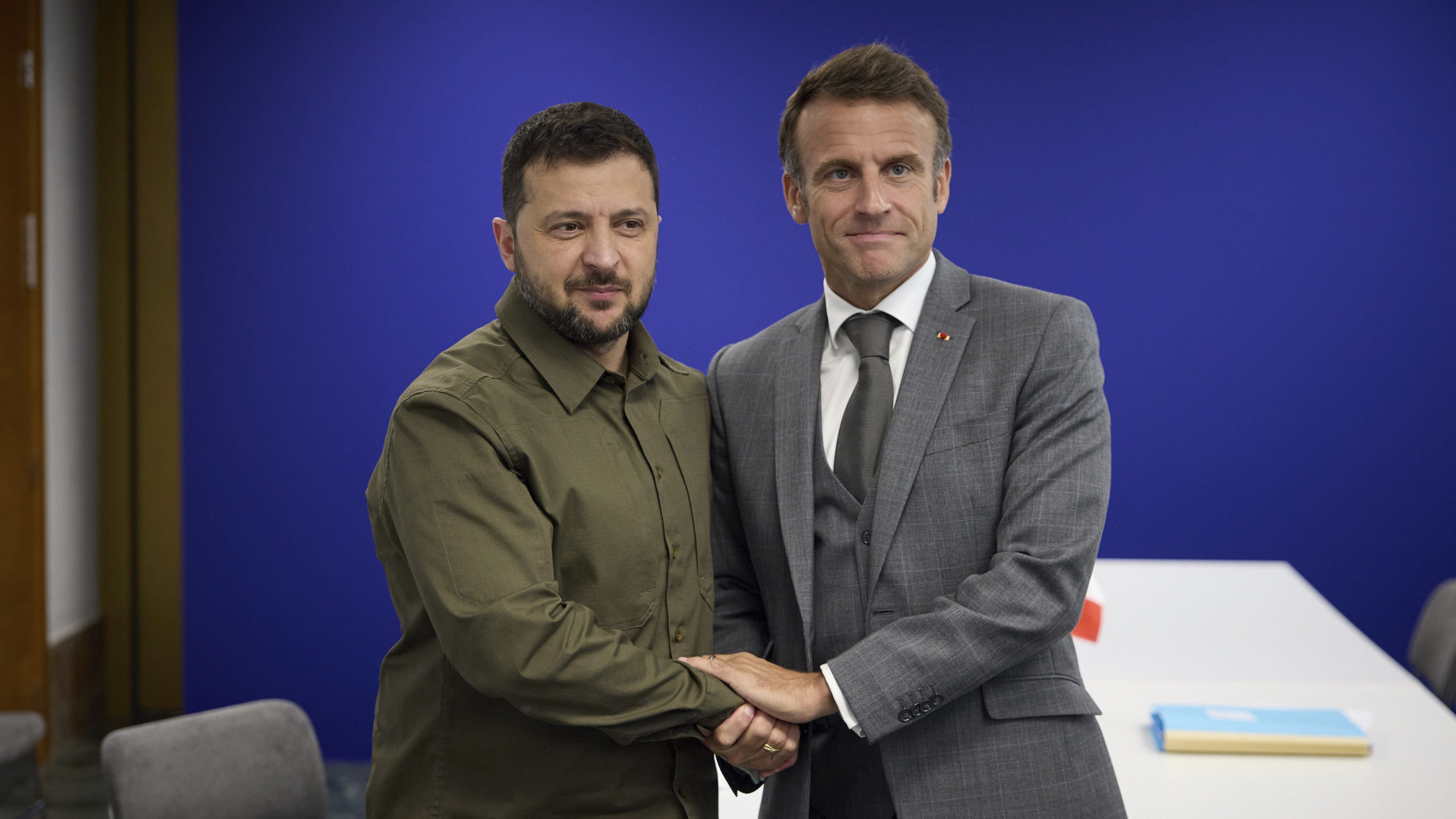 05/10/2023 October 5, 2023, Granada, Andalusia, Spain: Ukrainian President Volodymyr Zelenskyy, left, shakes hands with French President Emmanuel Macron, right, before a bilateral meeting on the sidelines of the European Political Community summit, October 5, 2023 in Granada, Spain.
POLITICA 
Europa Press/Contacto/Ukraine Presidency/Ukrainian