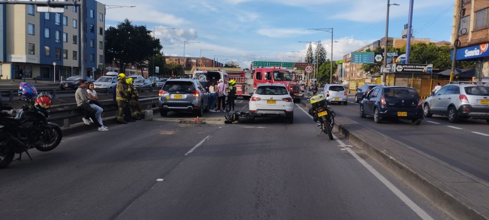 Siniestro en la localidad de Engativá entre dos automóviles y una motocicleta en la Av. Boyacá con calle 52, sentido sur-norte - crédito @BogotaTransito / X