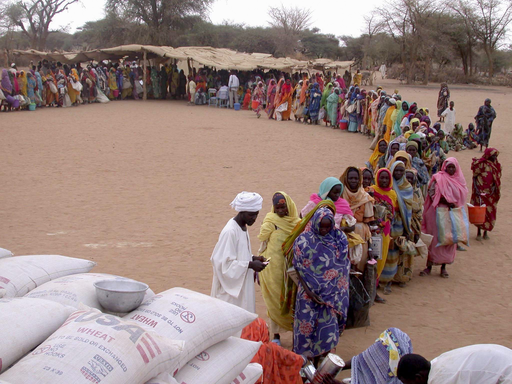 Foro de archivo de mujeres esperando para recibir alimentos en un campamento de desplazados internos en el norte de Darfur, Sudán (EPA/MARCUS PRIOR/WFP)
