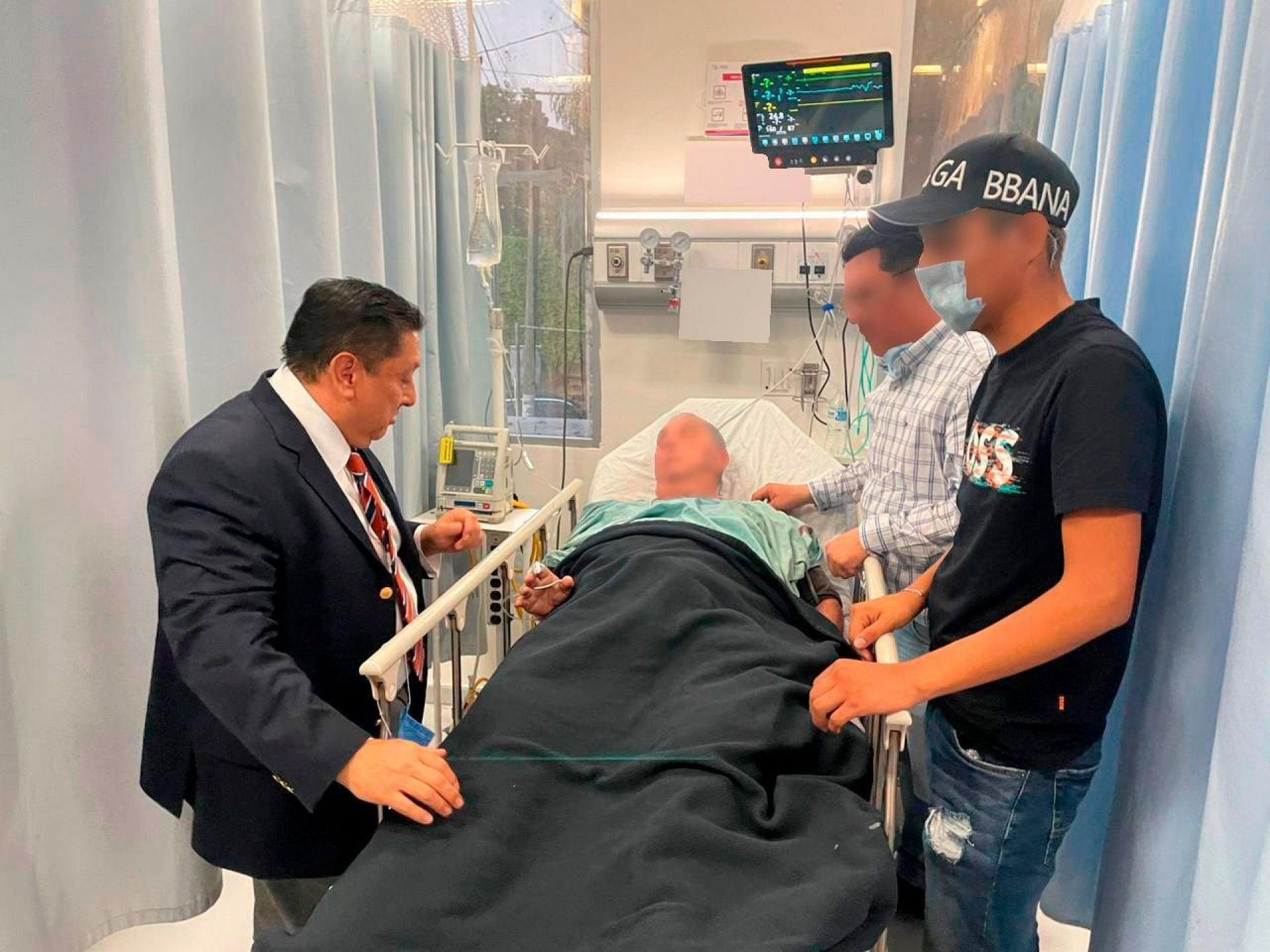 CUERNAVACA, MORELOS, 29ABRIL2024.- El Fiscal de Justicia de Morelos, Uriel Carmona Gándara visito al obispo de la Diócesis de Chilpancingo -Chilapa, Salvador Rangel de 78 años, quien se encuentra internado en el Hospital General José G Parres, a donde llego esta mañana en calidad de desconocido, luego de que fue sustraído de la vivienda que tiene en el municipio de Jiutepec el sábado pasado, se presume que fue secuestrado. FOTO: FISCALIA DE JUSTICIA DE MORELOS/CUARTOSCURO.COM