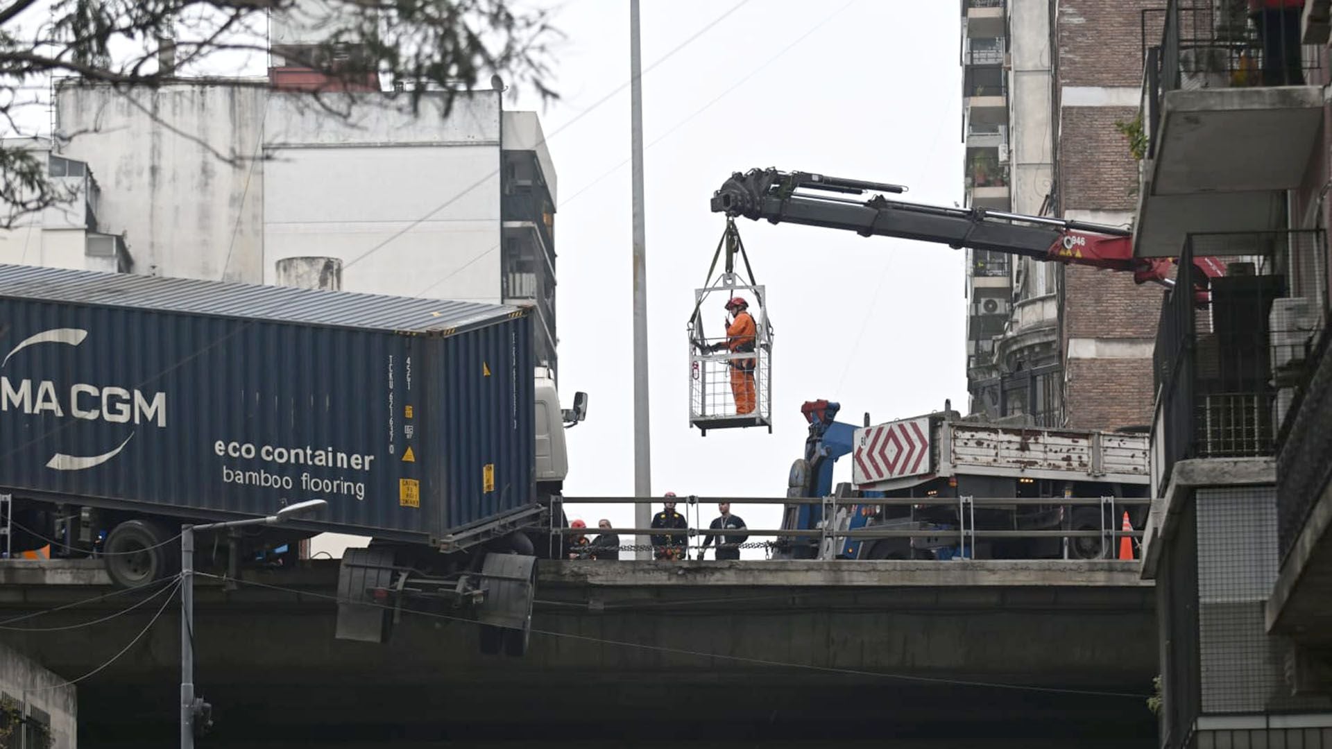 choque camion autopista 25 de mayo grua portada