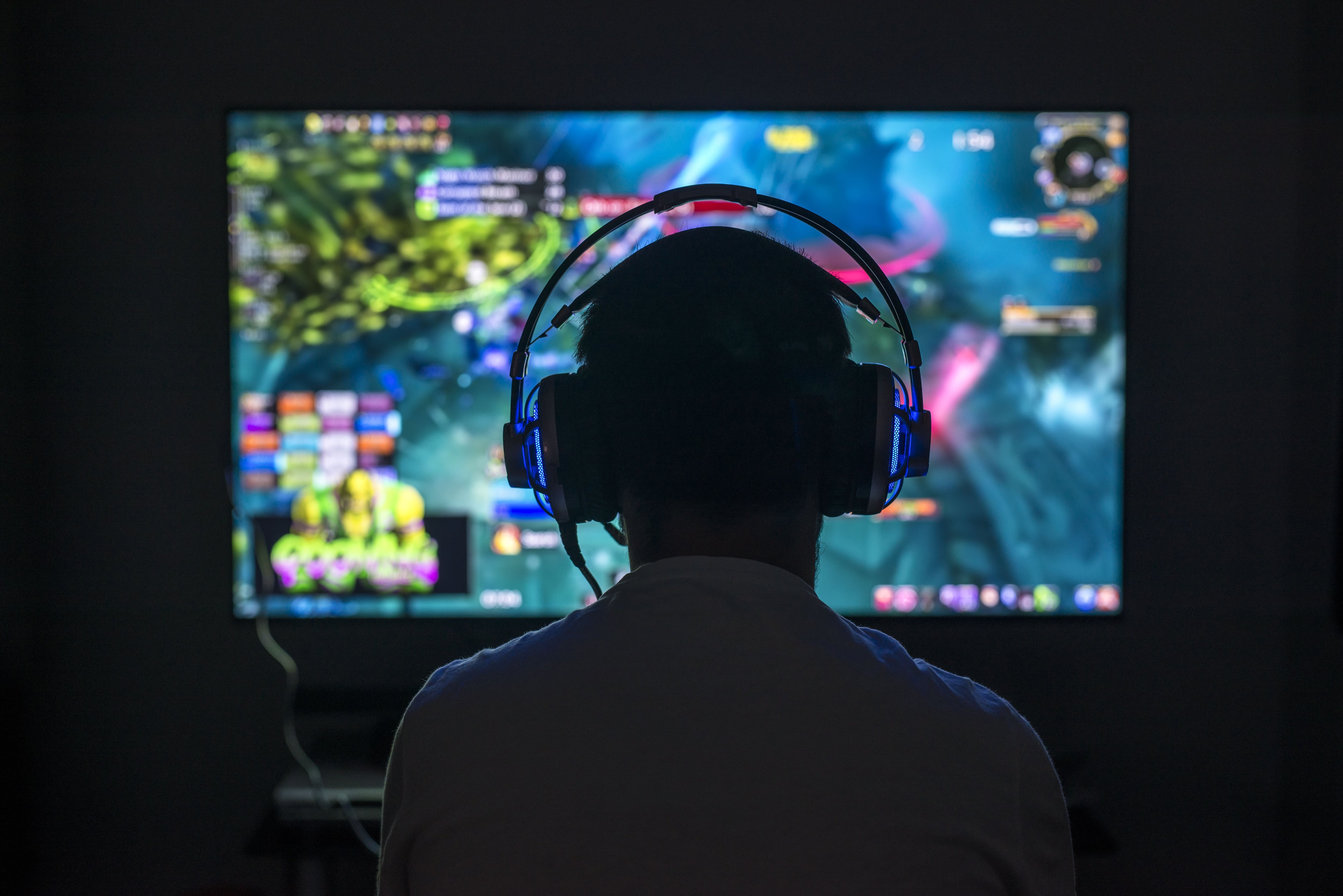 Un chico jugando videojuegos (Shutterstock)
