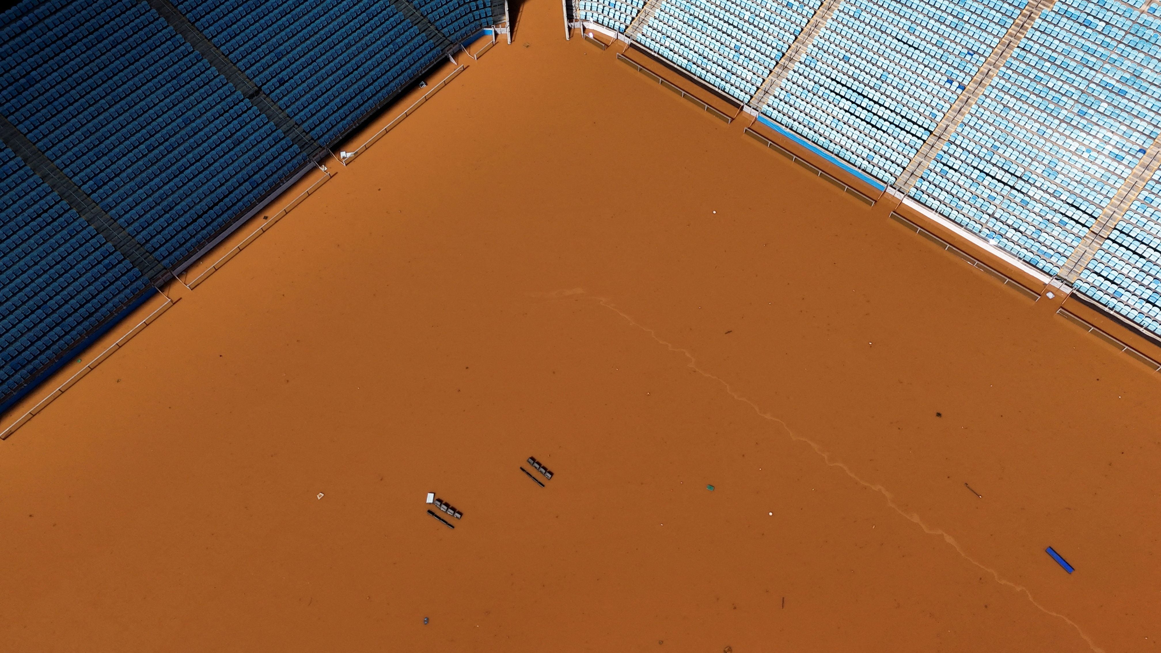 Una vista de drones muestra asientos en el inundado estadio Arena Gremio en Porto Alegre, en el estado de Rio Grande do Sul, Brasil, 6 de mayo de 2024. REUTERS/Amanda Perobelli
