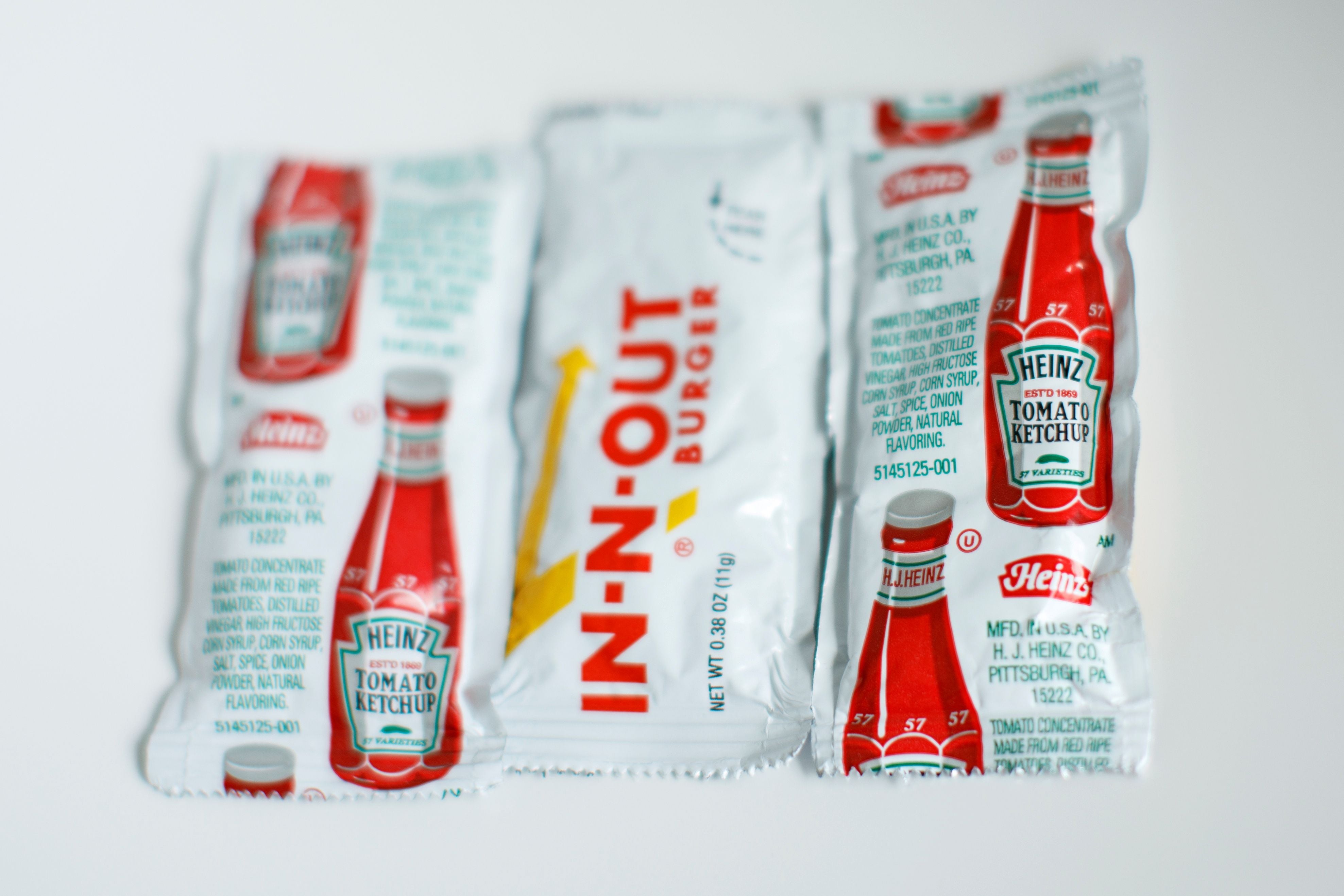 Paquetes de kétchup de la marca Heinz en una foto de archivo (REUTERS/Mike Blake/Illustration)