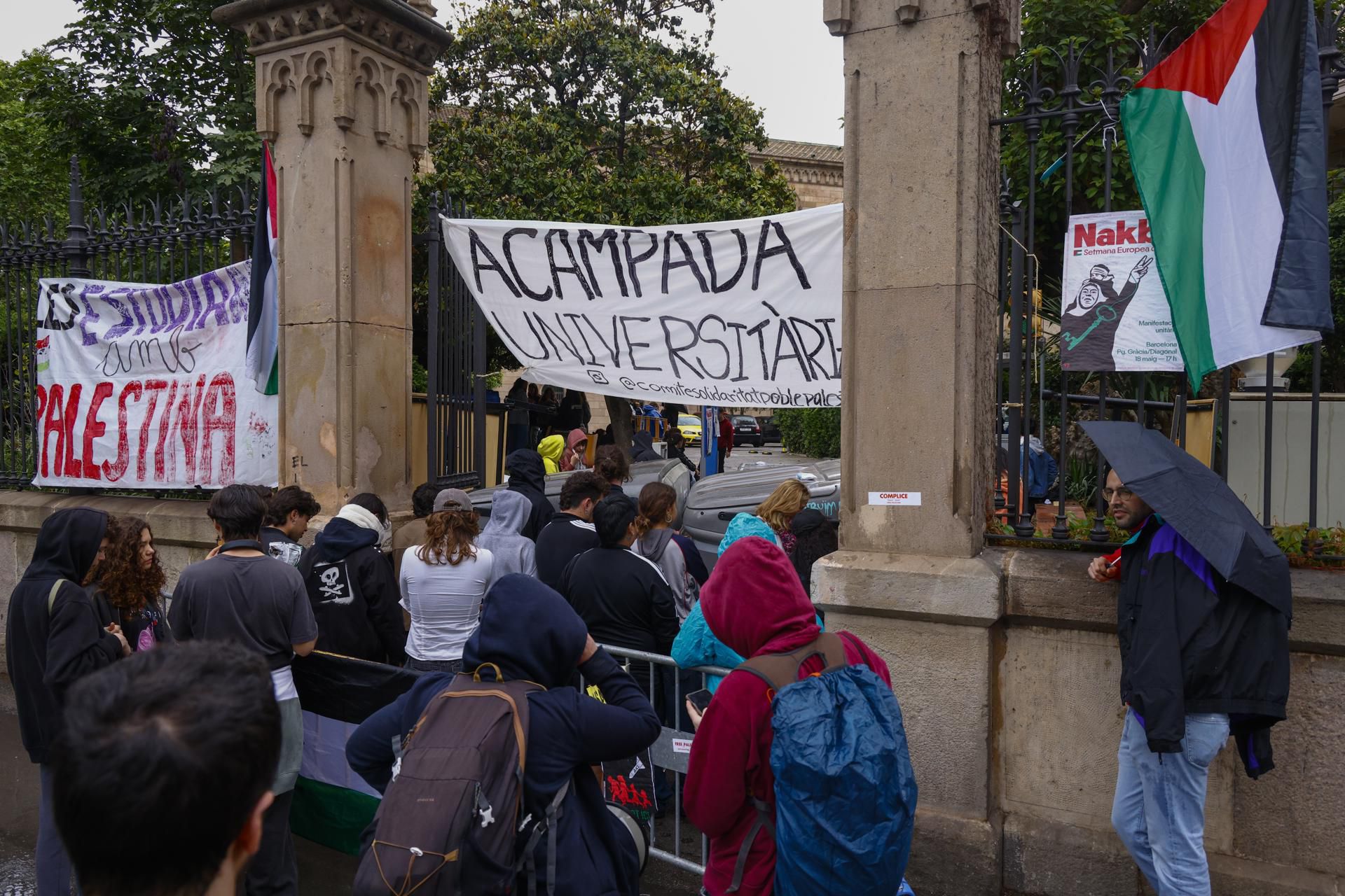 Estudiantes bloquean los accesos al campus de la Universidad Autónoma de Barcelona (UAB) y al campus Raval de la Universidad de Barcelona (UB) (EFE/ Quique García)