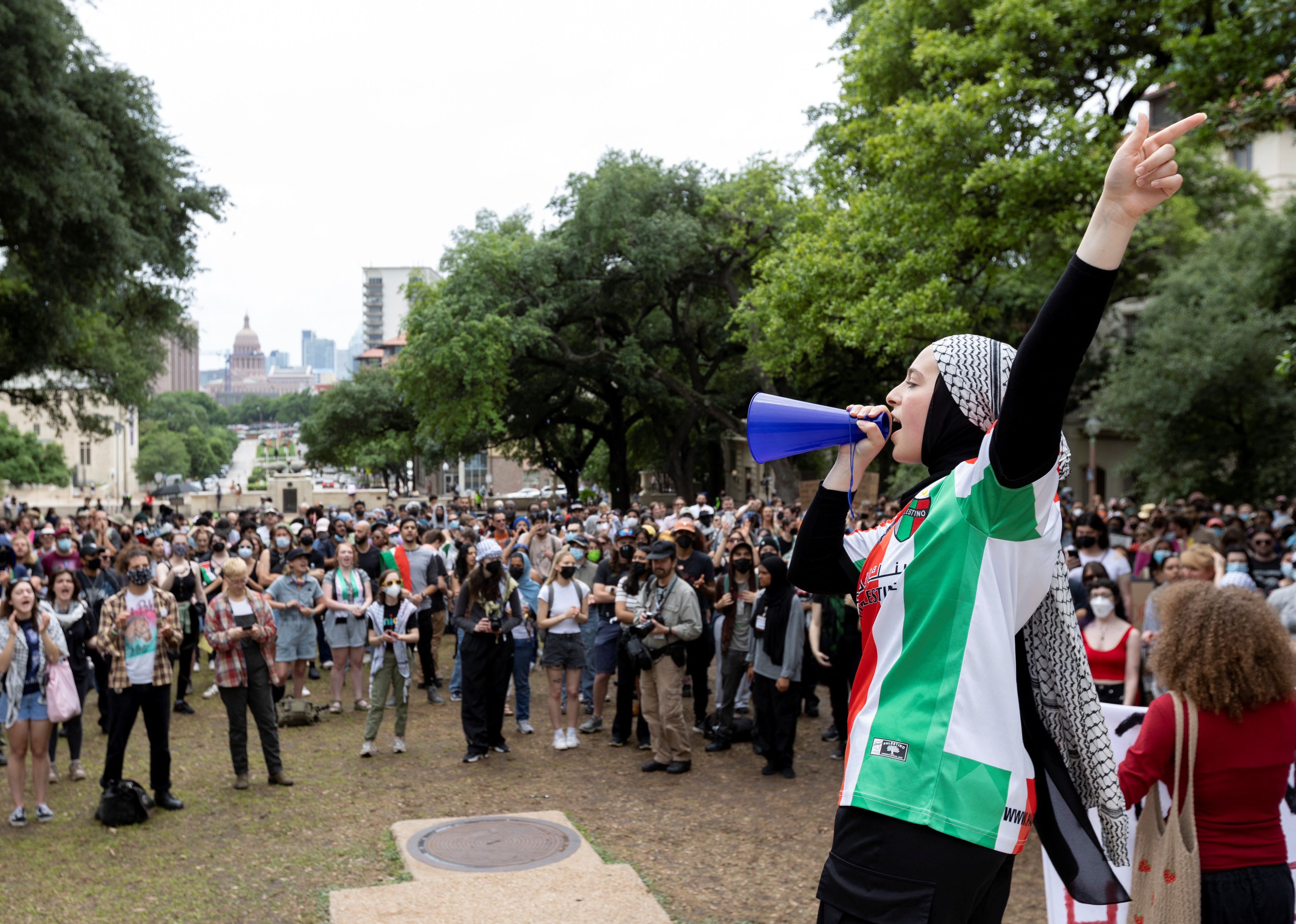 Rawan Channaa dirige cánticos durante una protesta pro-palestina en la Universidad de Texas (REUTERS/Nuri Vallbona)