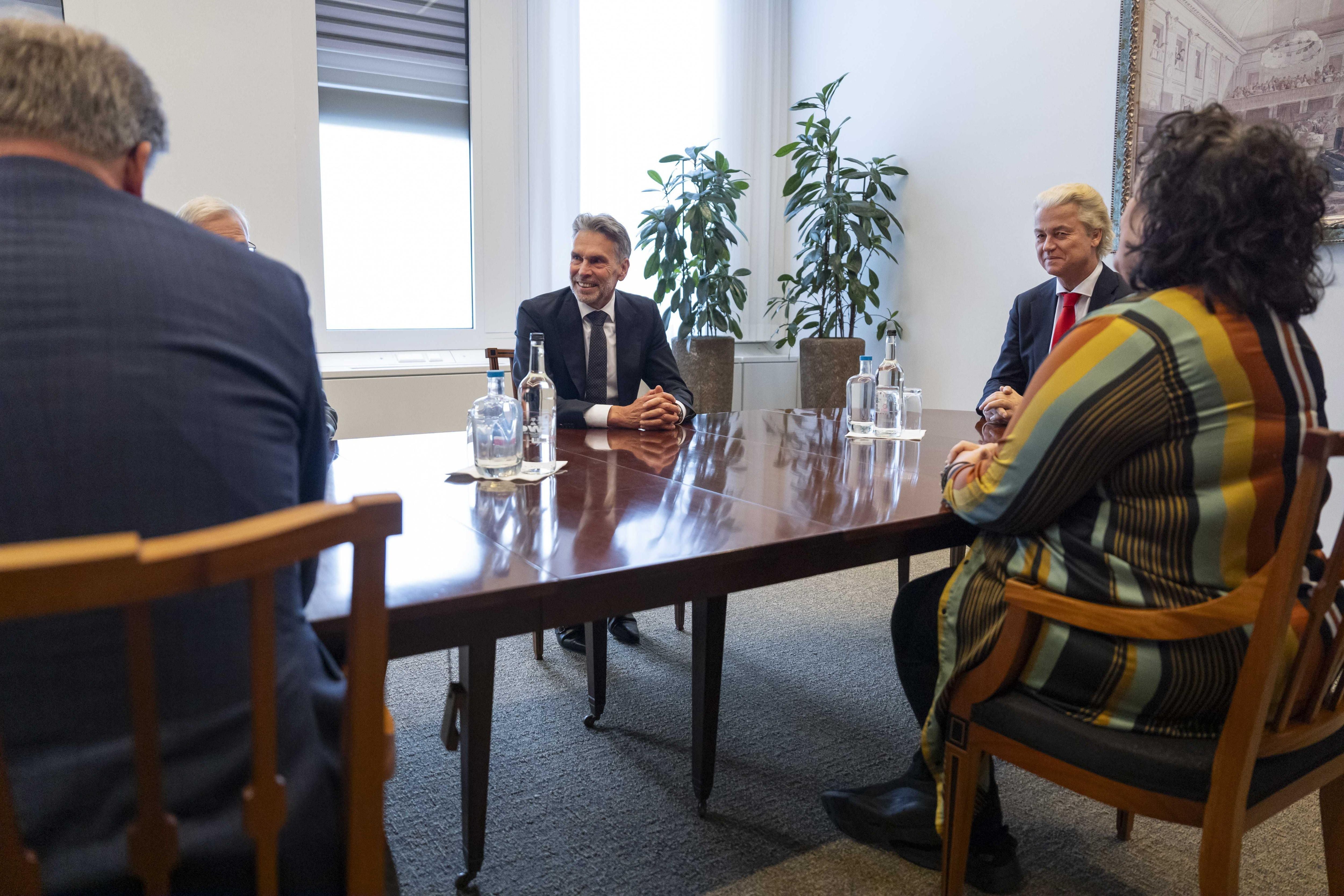 El ex jefe del servicio de inteligencia Dick Schoof se sienta junto al líder del Partido por la Libertad (PVV), Geert Wilders, durante una reunión con líderes del partido PVV, VVD, NSC y BBB en La Haya, Países Bajos (EFE/EPA/JEROÉN JUMELET)