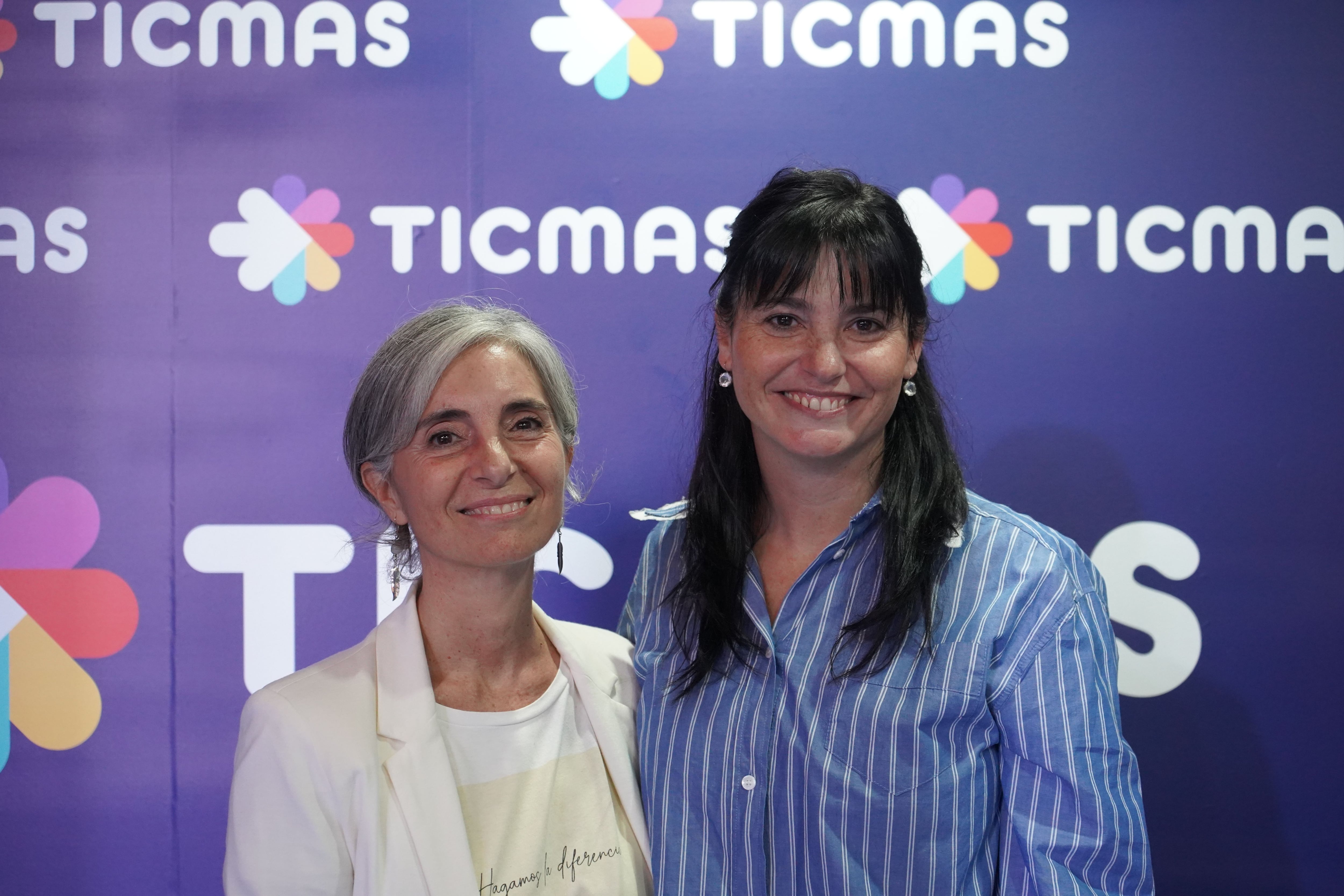 Lorena Vaccher y Adela Cavia en el auditorio de Ticmas dentro de la FIL de Buenos Aires 2024