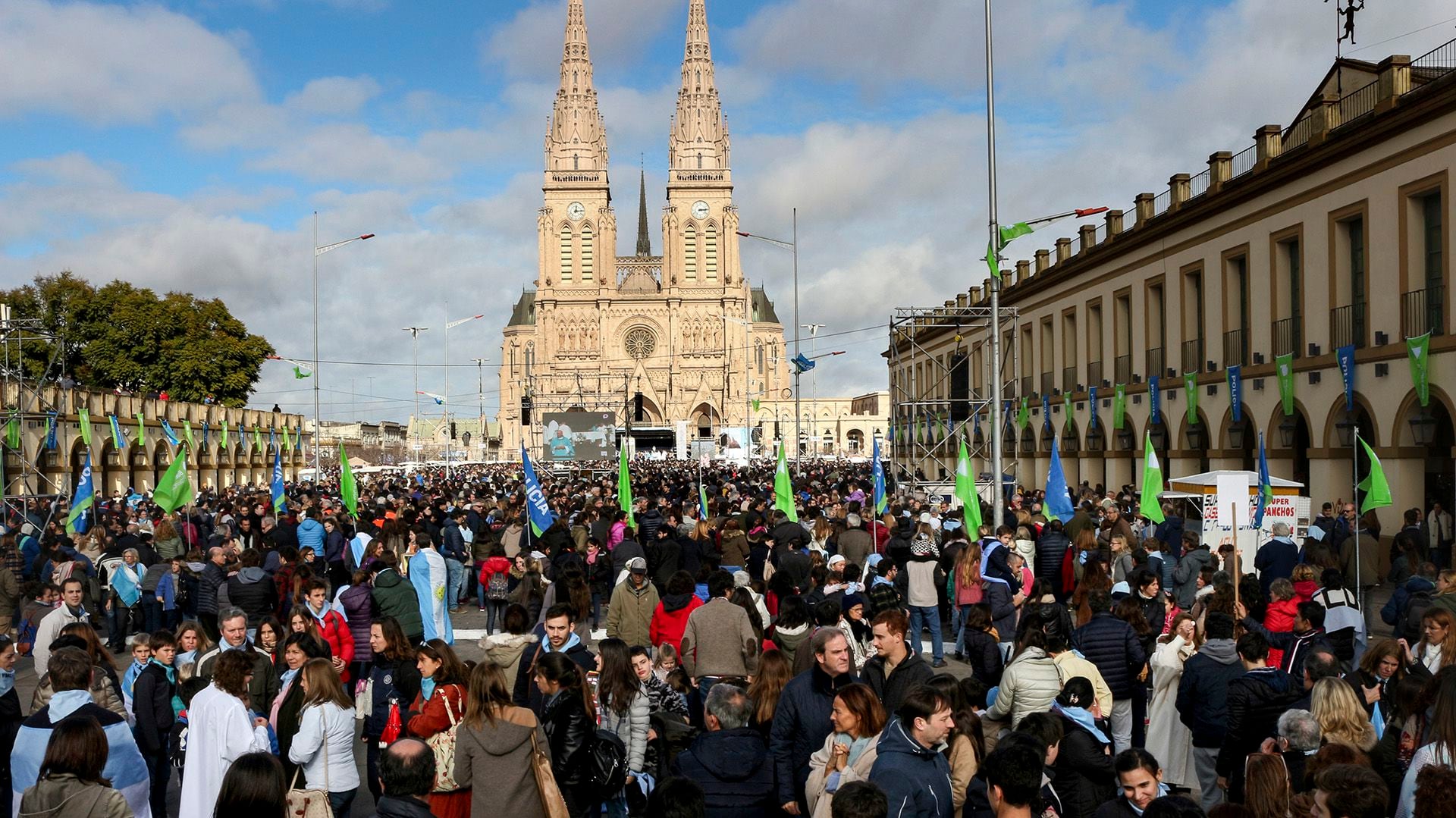 Una procesión masiva demuestra la profunda devoción a la Virgen de Luján. (NA)