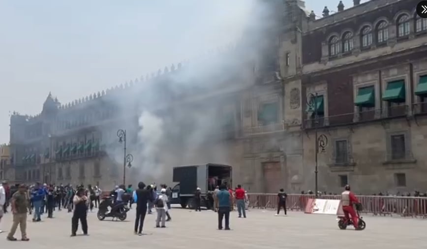 Normalistas de Ayotzinapa en Palacio Nacional