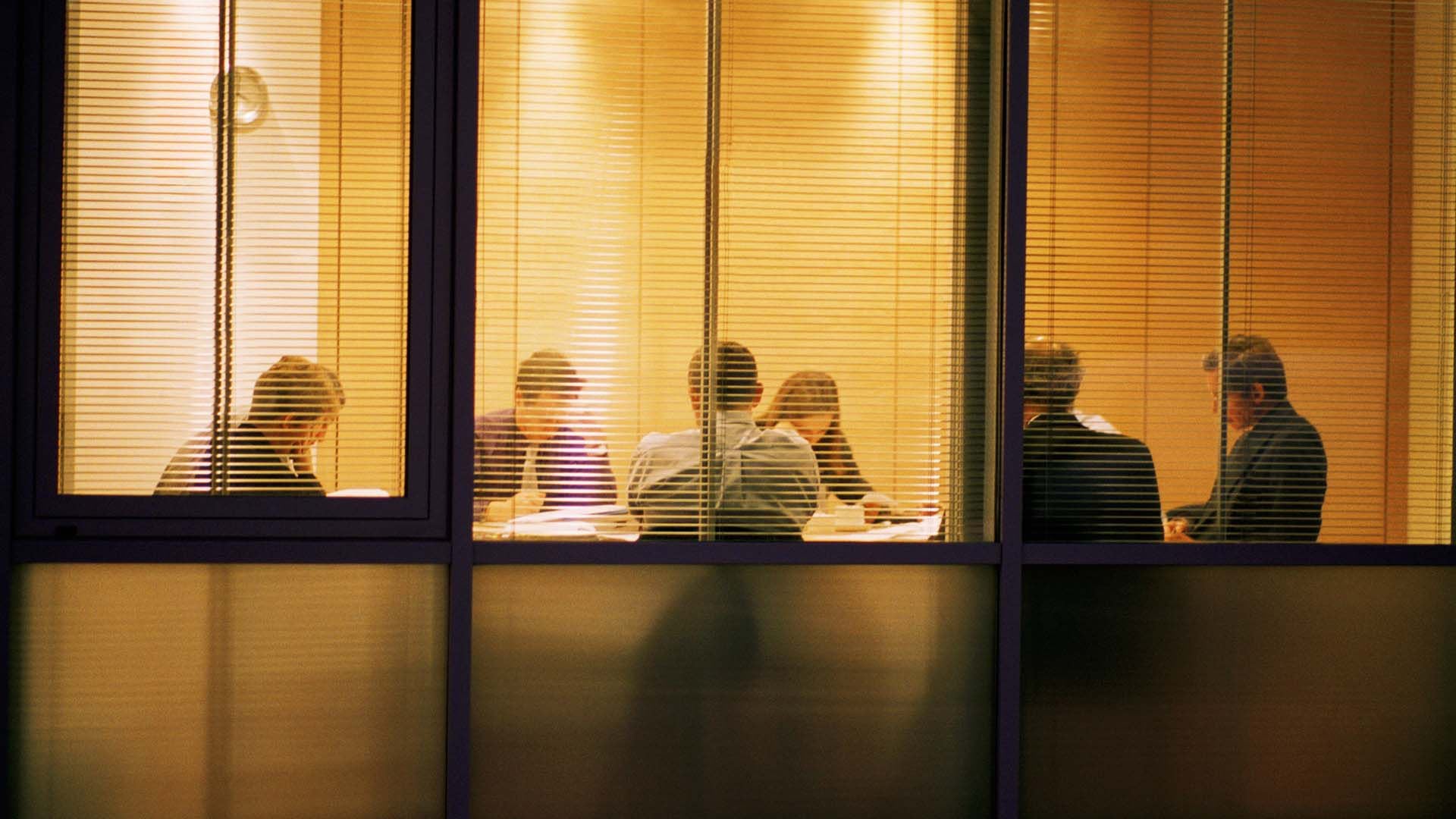 Personas estresadas en horario laboral, salud mental.