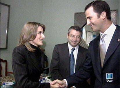 Primera imagen pública de Felipe y Letizia, durante los Premios Príncipe de Asturias 2003. (RTVE)