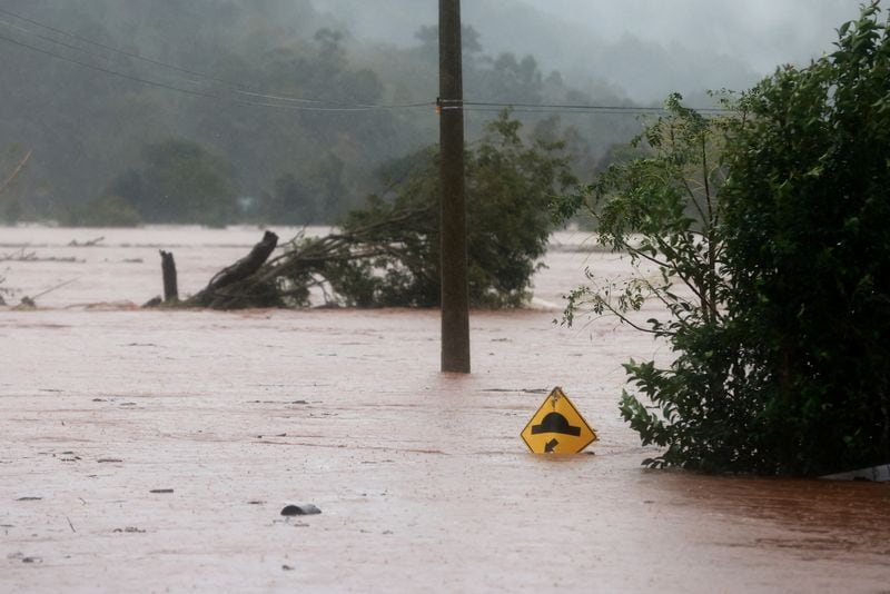 Una carretera inundada se ve cerca del río Taquari durante las fuertes lluvias en la ciudad de Encantado en Rio Grande do Sul, Brasil. 1 de mayo de 2024. REUTERS/Diego Vara