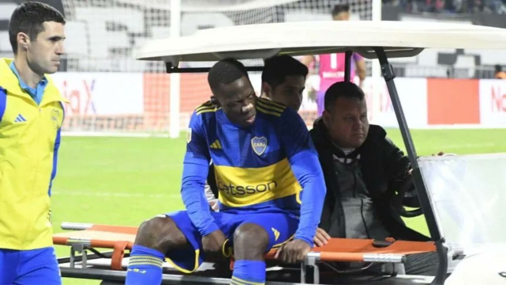 Luis Advíncula, en camilla rumbo al departamento médico de Boca Juniors. - Crédito: Difusión