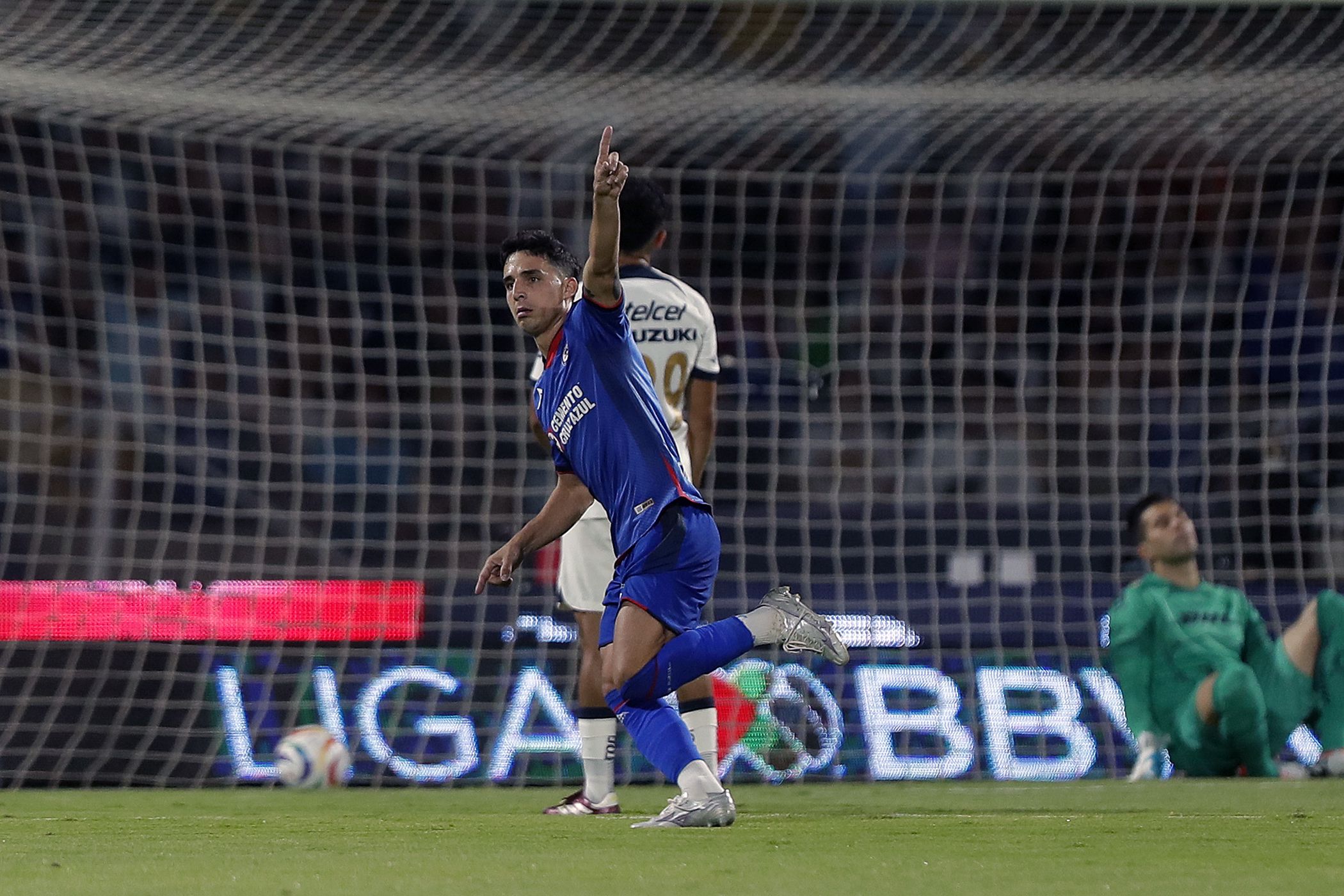 Lorenzo Faravelli de Cruz Azul celebra un gol anotado a Pumas este jueves, durante un juego de ida de los cuartos de final de la Liga MX, celebrado en el estadio Olímpico Universitario de la Ciudad de México (México). EFE/Isaac Esquivel
