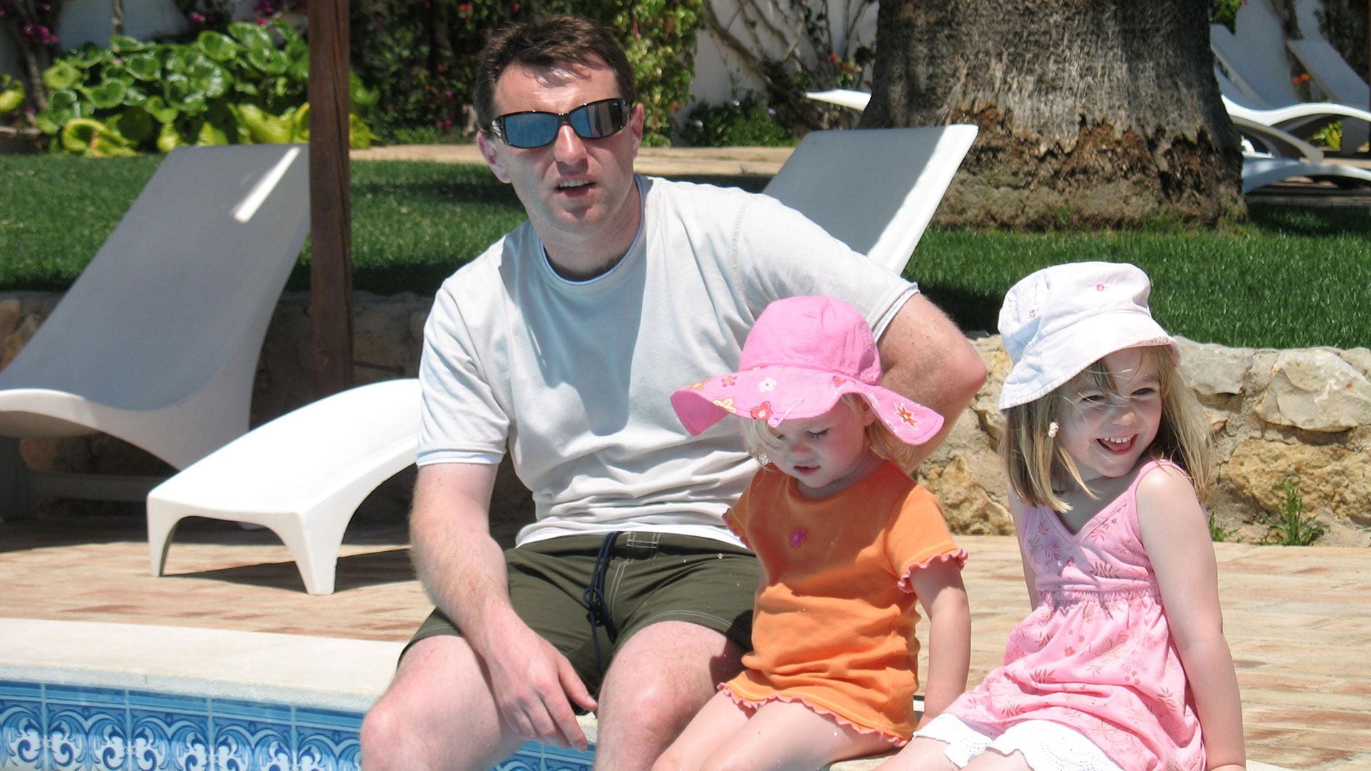 La última foto de Maddie, en la pileta, con su padre Gerry McCann y Amelie, horas antes de desaparecer del resort en Praia da Luz, Portugal