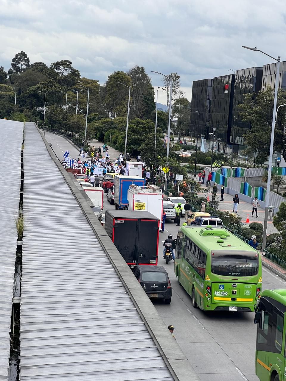 Las personas que se encuentran en el Portal el Dorado protestando, bloquearon el carril exclusivo de Transmilenio - crédito Grupo de difusión Comunidad Motera