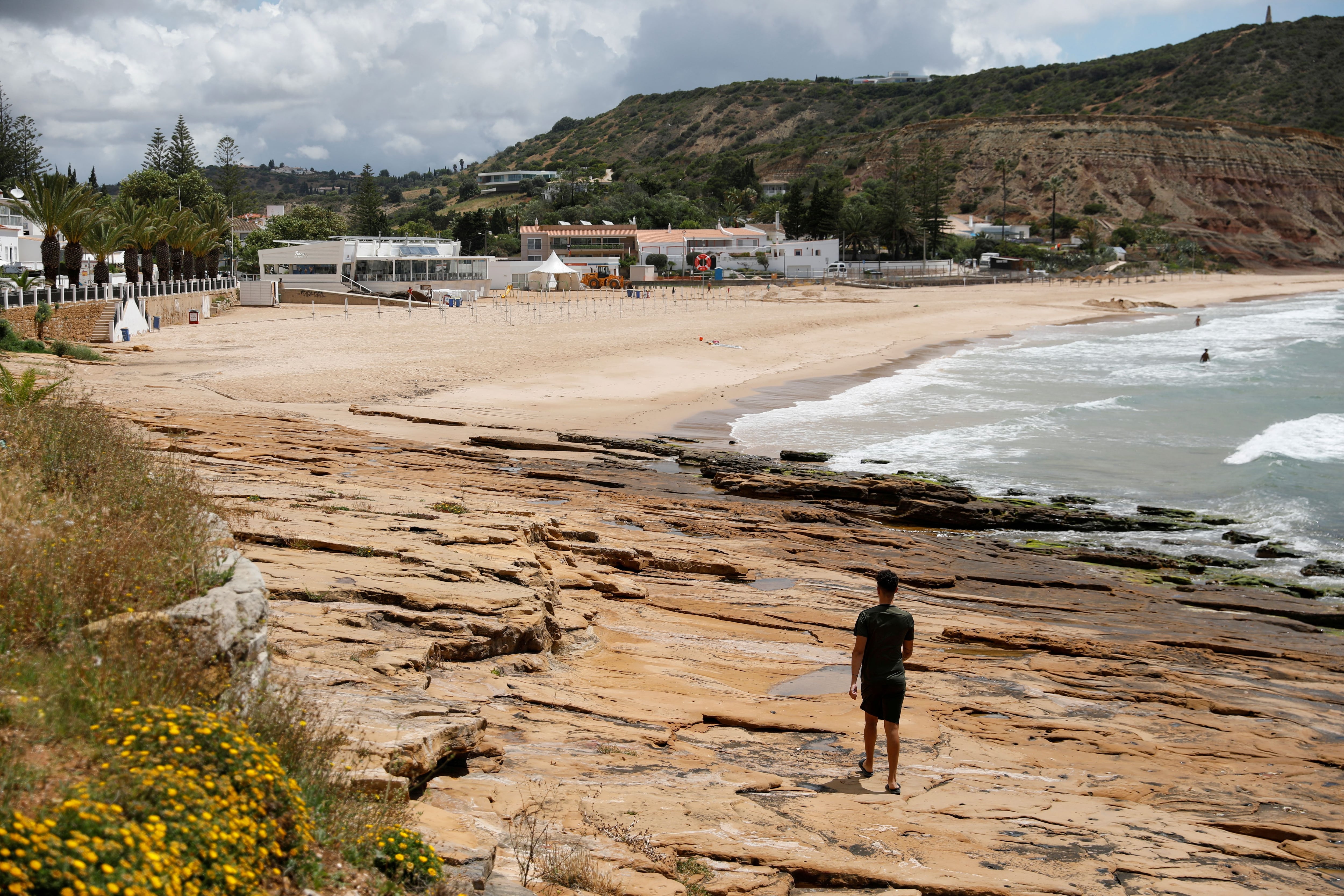 Un hombre camina por la playa cerca del resort donde Madeleine McCann, de tres años, desapareció en 2007, en Praia da Luz, Portugal REUTERS/Rafael Marchante/File Photo