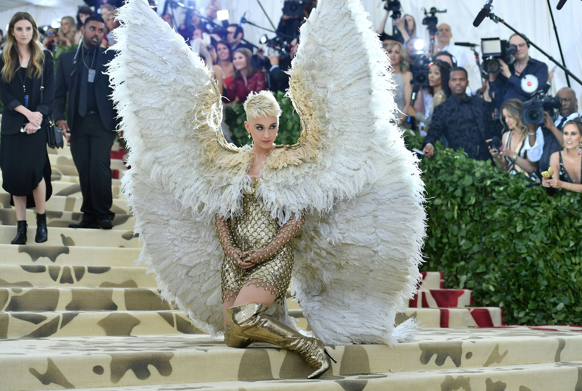 Katy Perry y sus impresionantes alas de ángel en 2018 (AFP)