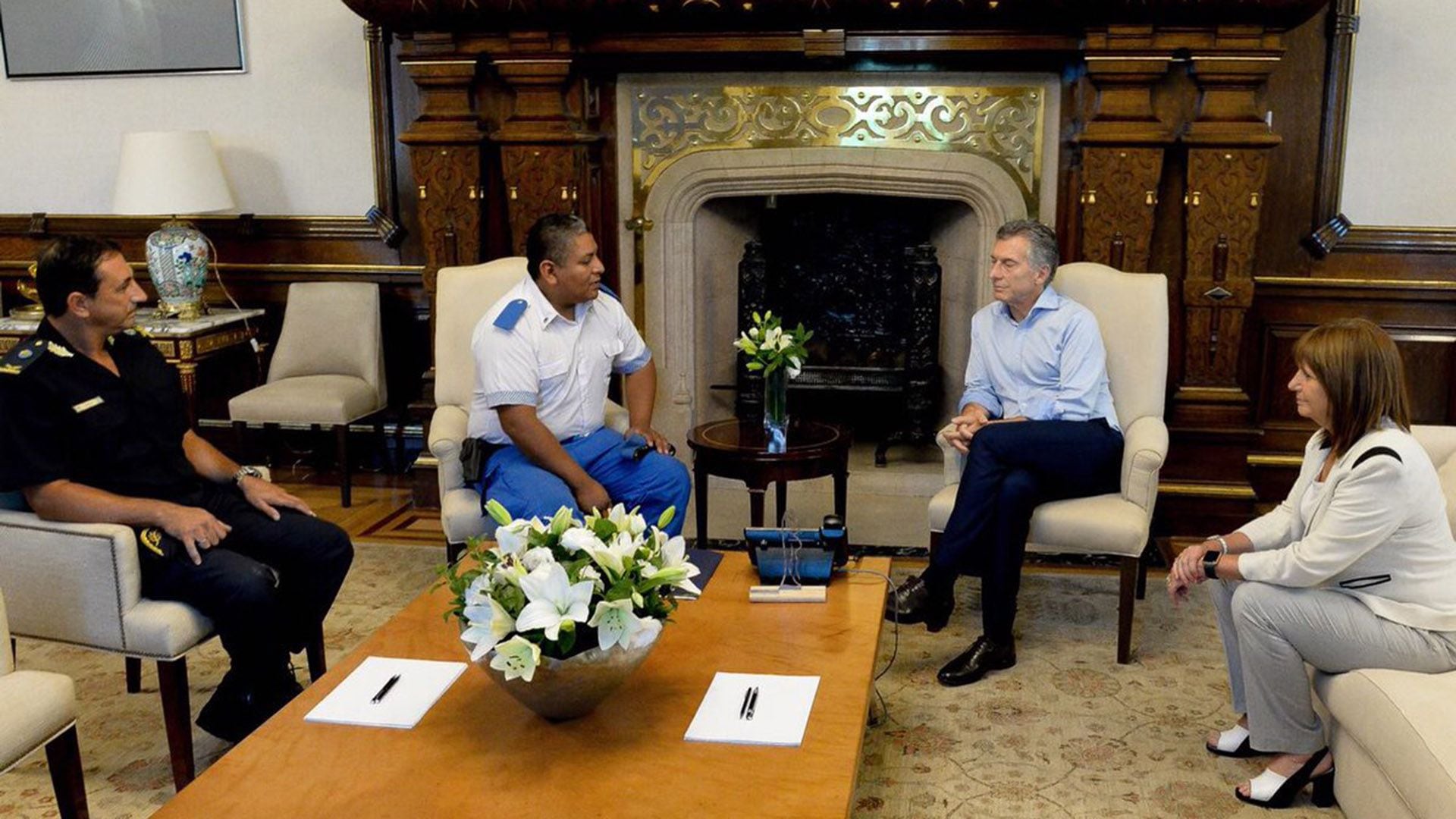 Mauricio Macri, cuando era Presidente, recibió a su por entonces ministra de Seguridad, Patricia Bullrich y a Luis Chocobar