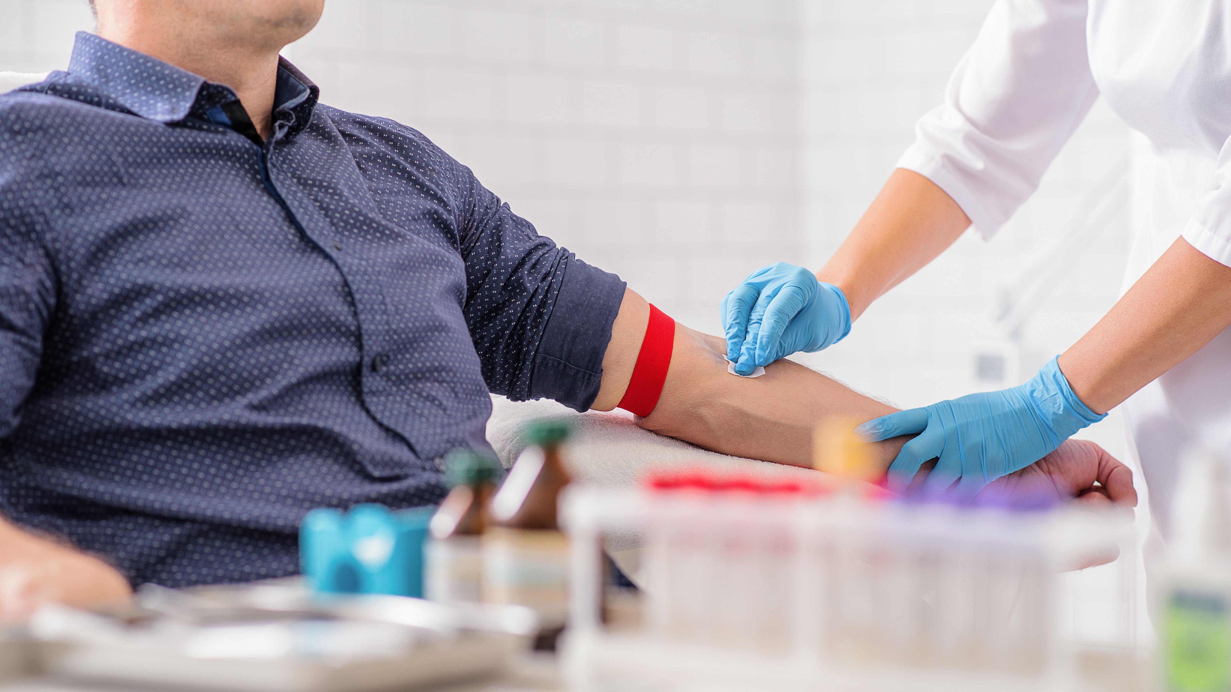 Un hombre se realiza un análisis de sangre (Shutterstock)