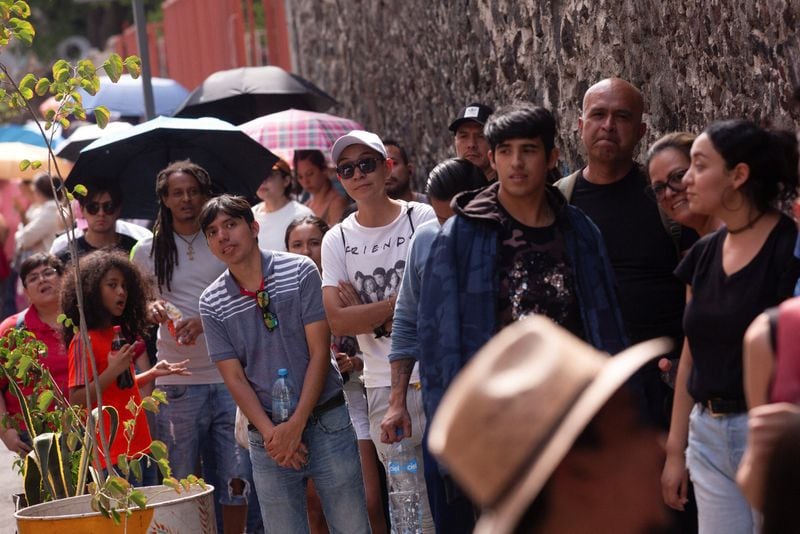 Electores aguardan en un fila para votar en una mesa electoral durante los comicios generales, en Ciudad de México, México, 2 de junio de 2024. REUTERS/Quetzalli Nicte-ha