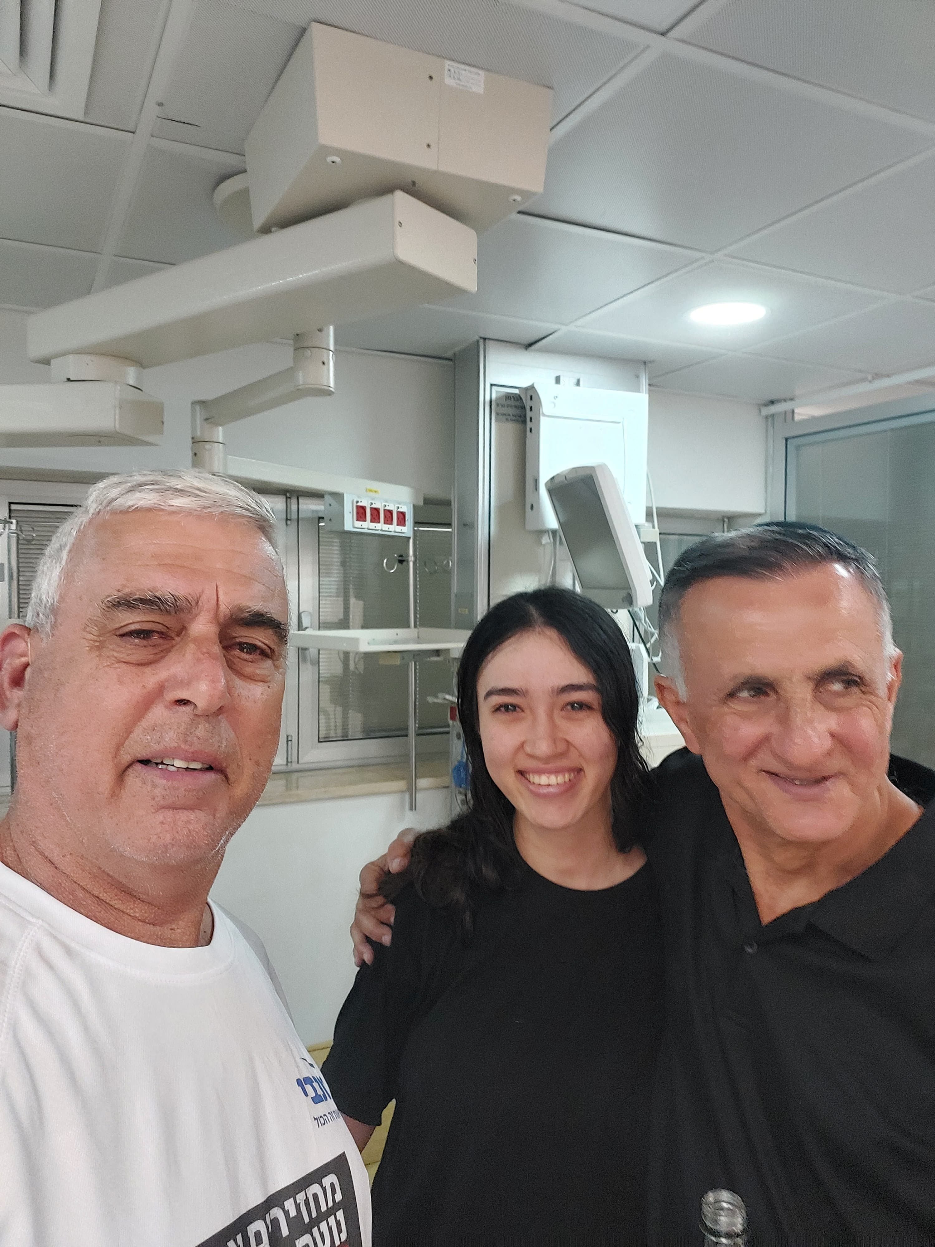 Noa Argamani, una rehén rescatada, junto a su padre Yakov y un amigo de la familia, Nir Givon, después de que el ejército israelí dijera que las fuerzas israelíes habían rescatado vivos a cuatro rehenes de la zona central de la Franja de Gaza, en el Centro Médico Sheba, en Ramat Gan, Israel, el 8 de junio. , 2024. Nir Givon/Handout vía REUTERS