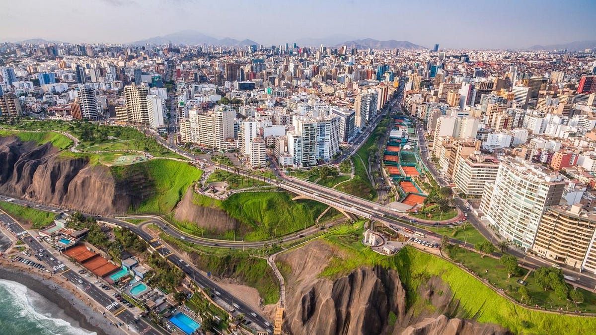 En el Día del Arquitecto, exploramos cómo la tecnología y una gestión eficiente pueden cambiar el panorama urbano en el Perú, enfrentando la autoconstrucción y la falta de infraestructura.
Foto: Medium