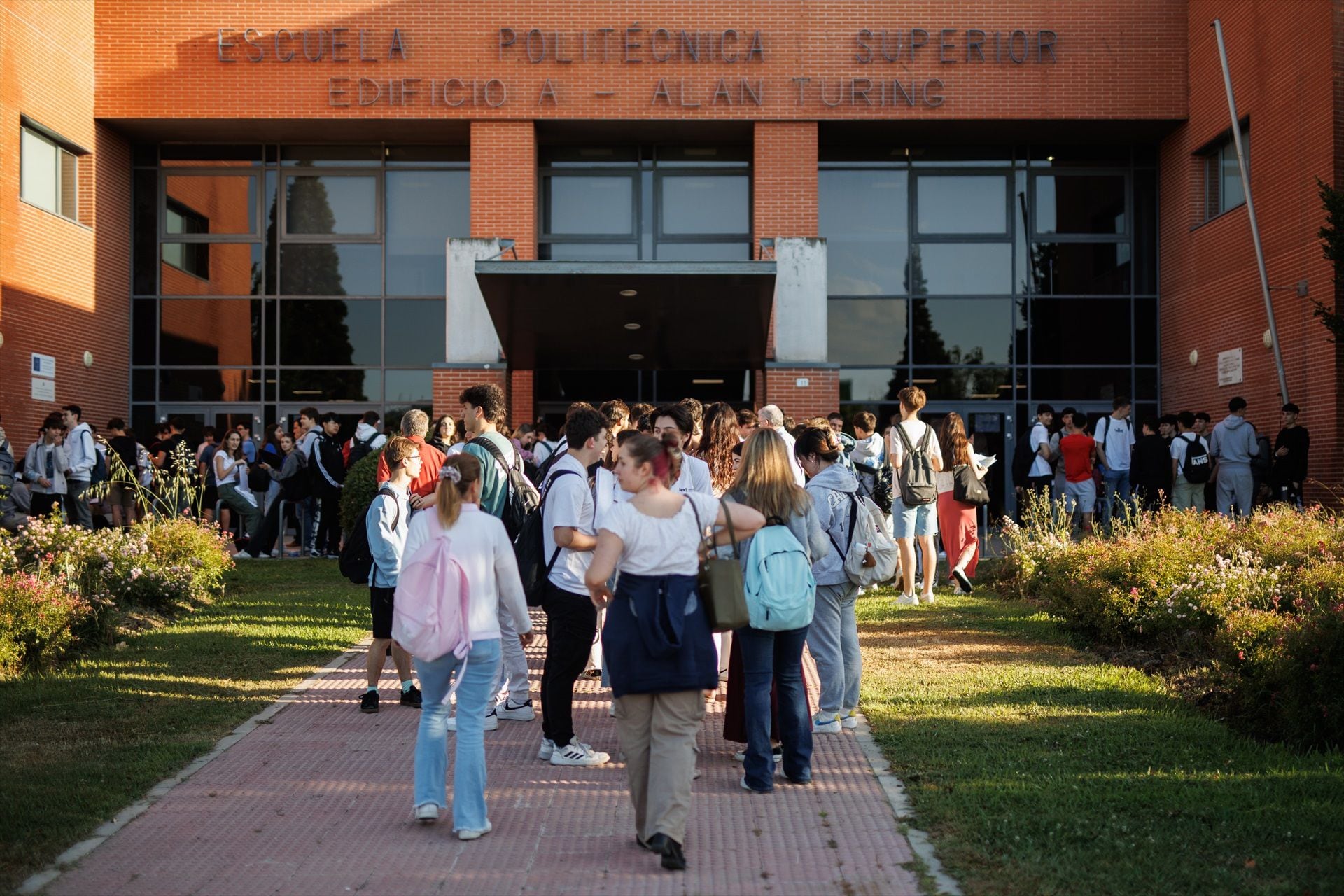 Estudiantes repasan apuntes antes de iniciar los exámenes del primer día de la Evaluación de Acceso a la Universidad (EvAU),  en la Universidad Autónoma de Madrid, a 3 de junio de 2024, en Cantoblanco, Madrid (España). (Alejandro Martínez Vélez / Europa Press)