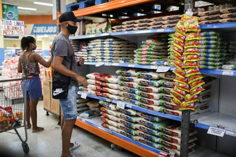 Personas miran bolsas de arroz expuestas en un supermercado en Río de Janeiro, Brasil (REUTERS/Pilar Olivares/Archivo)