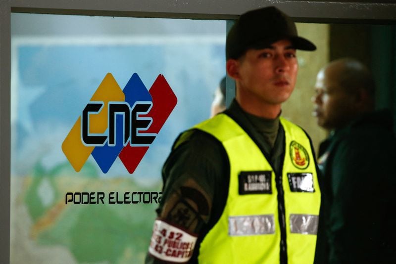 Un guardia vigila la entrada del Consejo Nacional Electoral en Caracas, Venezuela (REUTERS/Leonardo Fernández Viloria)