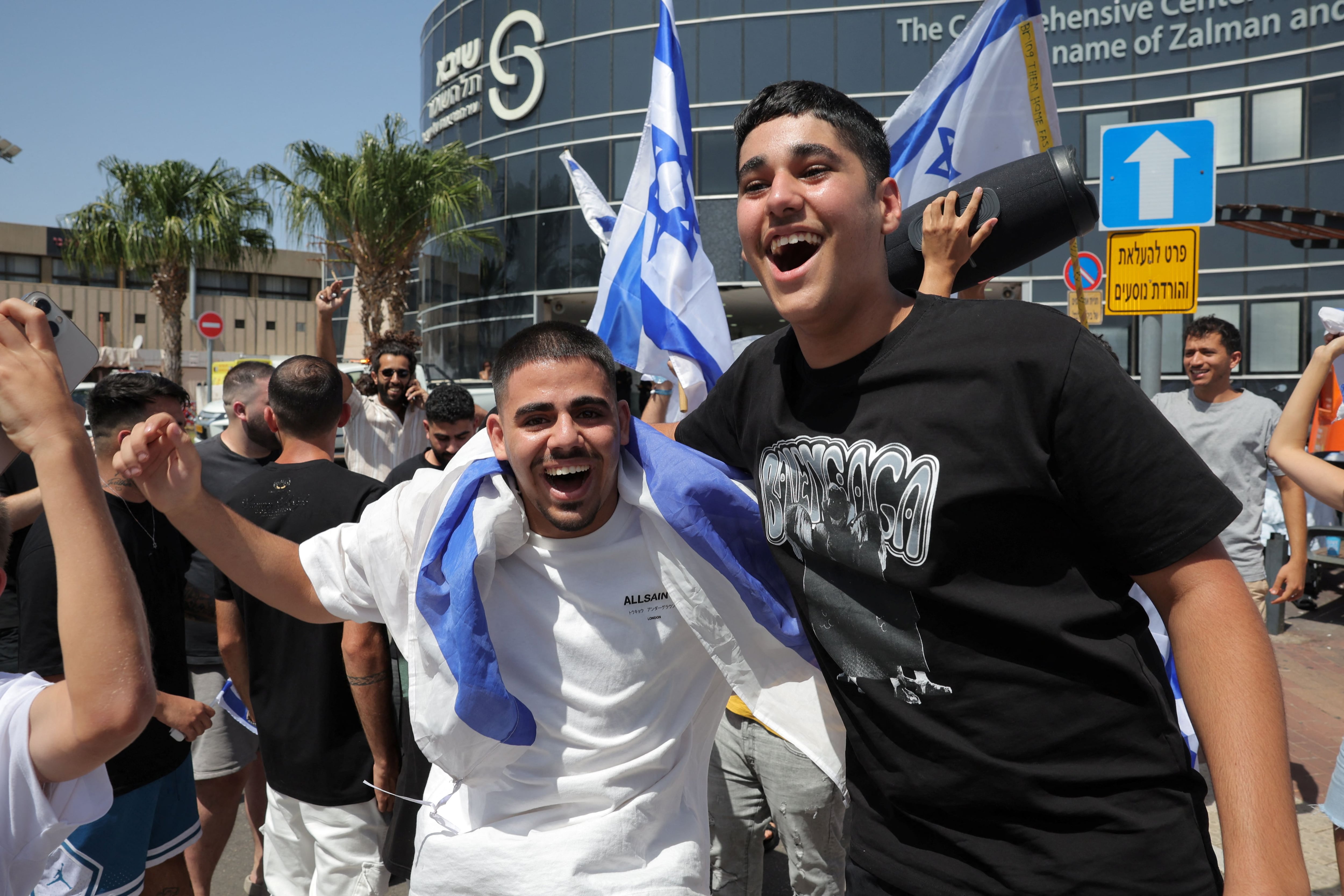 La gente reacciona fuera de un centro médico, después de que los militares dijeran que las fuerzas israelíes rescataron vivos a cuatro rehenes de la Franja de Gaza central el sábado, en Ramat Gan, Israel, el 8 de junio de 2024. REUTERS/Marko Djurica