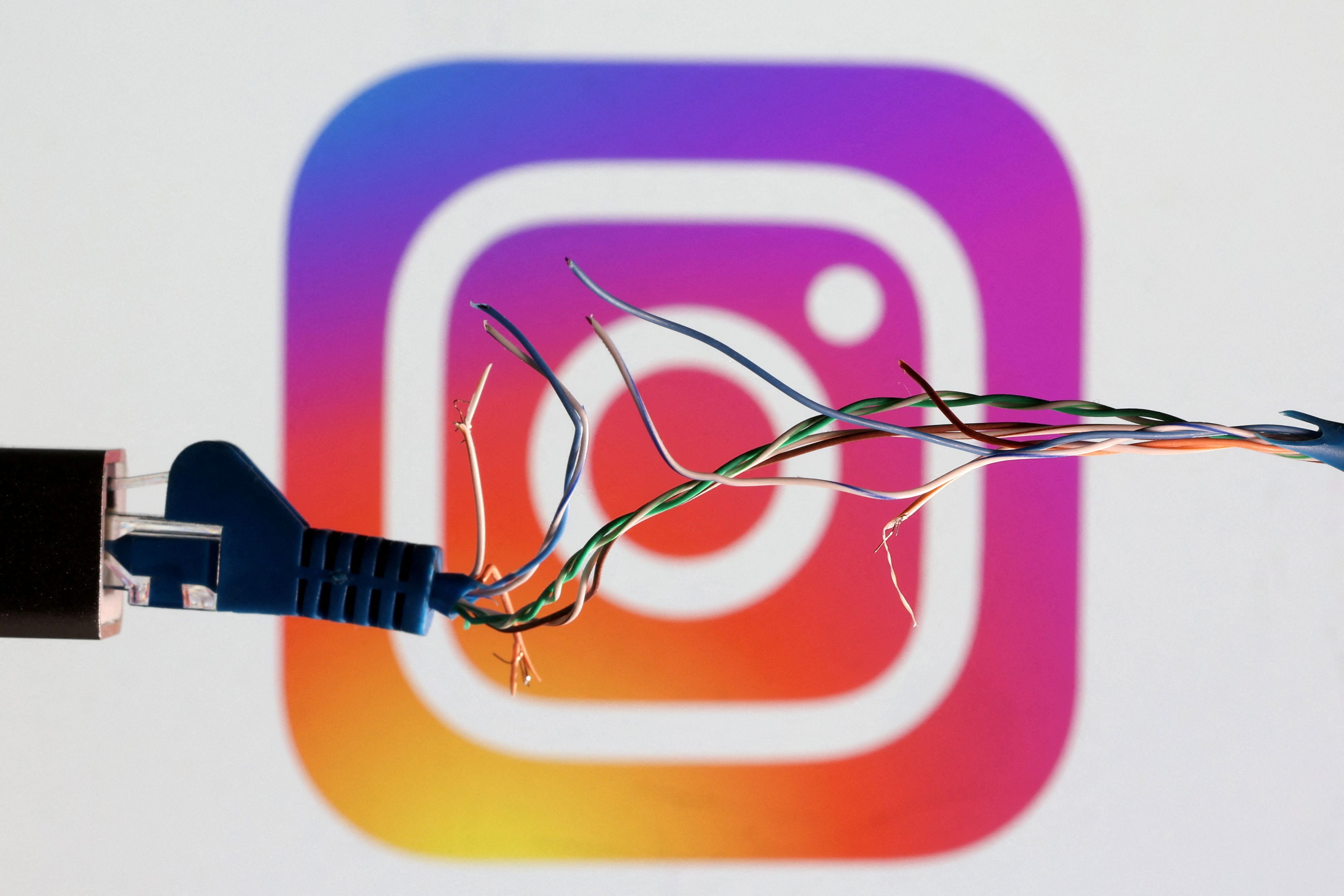 Tanto en Instagram como en Facebook, se deben completar un formulario para evitar que Meta utilice datos propios en su IA. REUTERS/Dado Ruvic/Illustration/File Photo