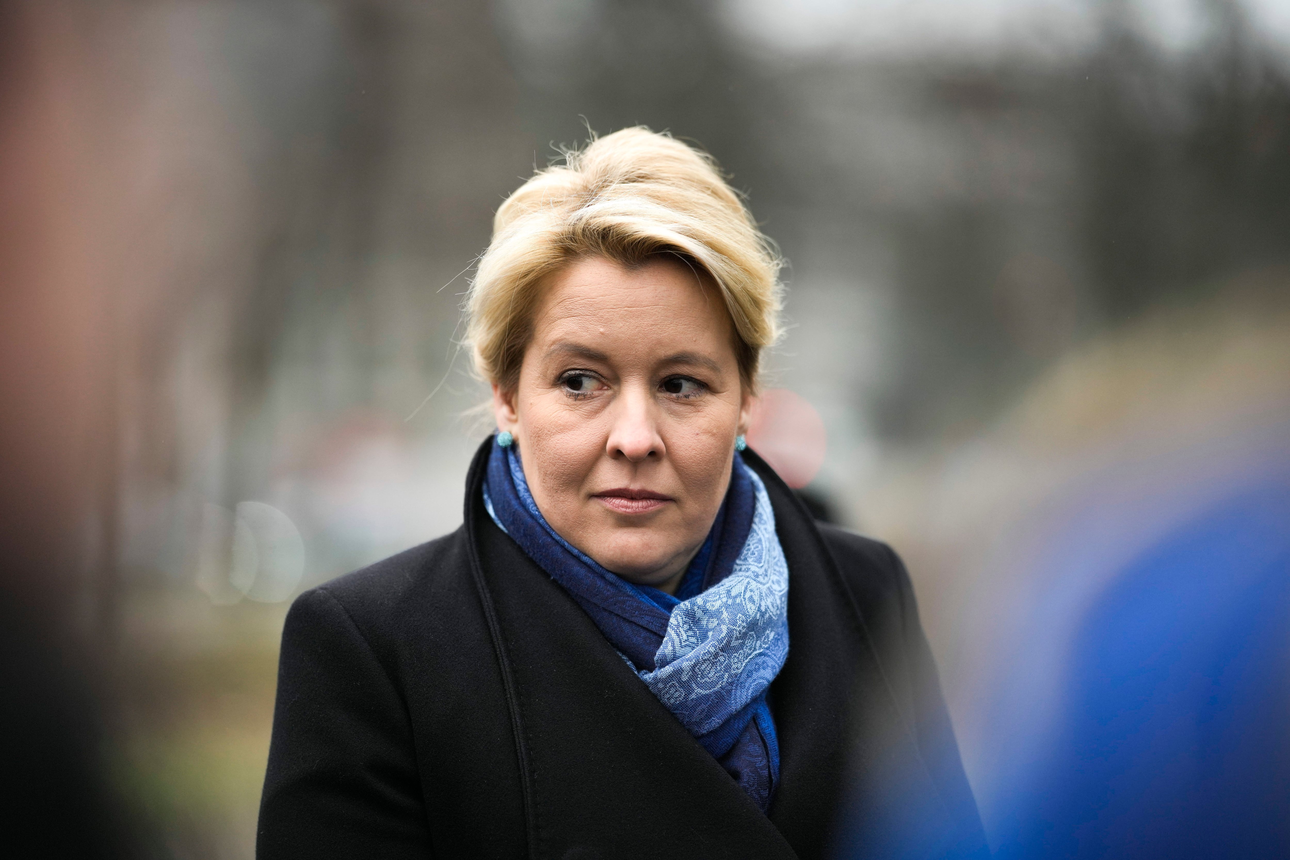 Franziska Giffey, ex alcaldesa y actual responsable de economía de Berlín, fue agredida en un acto en una biblioteca de la ciudad y necesitó atención hospitalaria. (AP Foto/Markus Schreiber, Archivo)