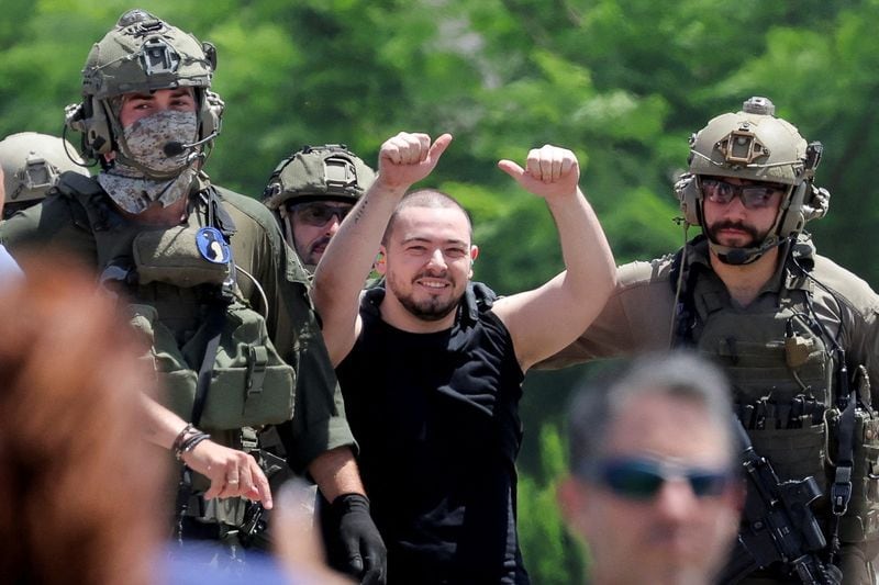 Almog Meir Jan, un rehén liberado reacciona, después de que el ejército dijera que las fuerzas israelíes han rescatado con vida a cuatro rehenes del centro de la Franja de Gaza el sábado, en Ramat Gan, Israel
June 8, 2024. REUTERS/Marko Djurica