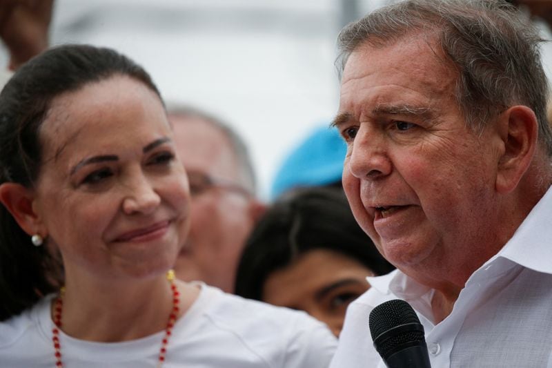 Machado, favorita en las encuestas pero inhabilitada para ejercer cargos públicos, encabezó un mitin en las afueras de Caracas junto a Edmundo González Urrutia, el candidato oficial de la oposición que enfrentará a Maduro en las urnas (Reuters/Leonardo Fernandez Viloria)