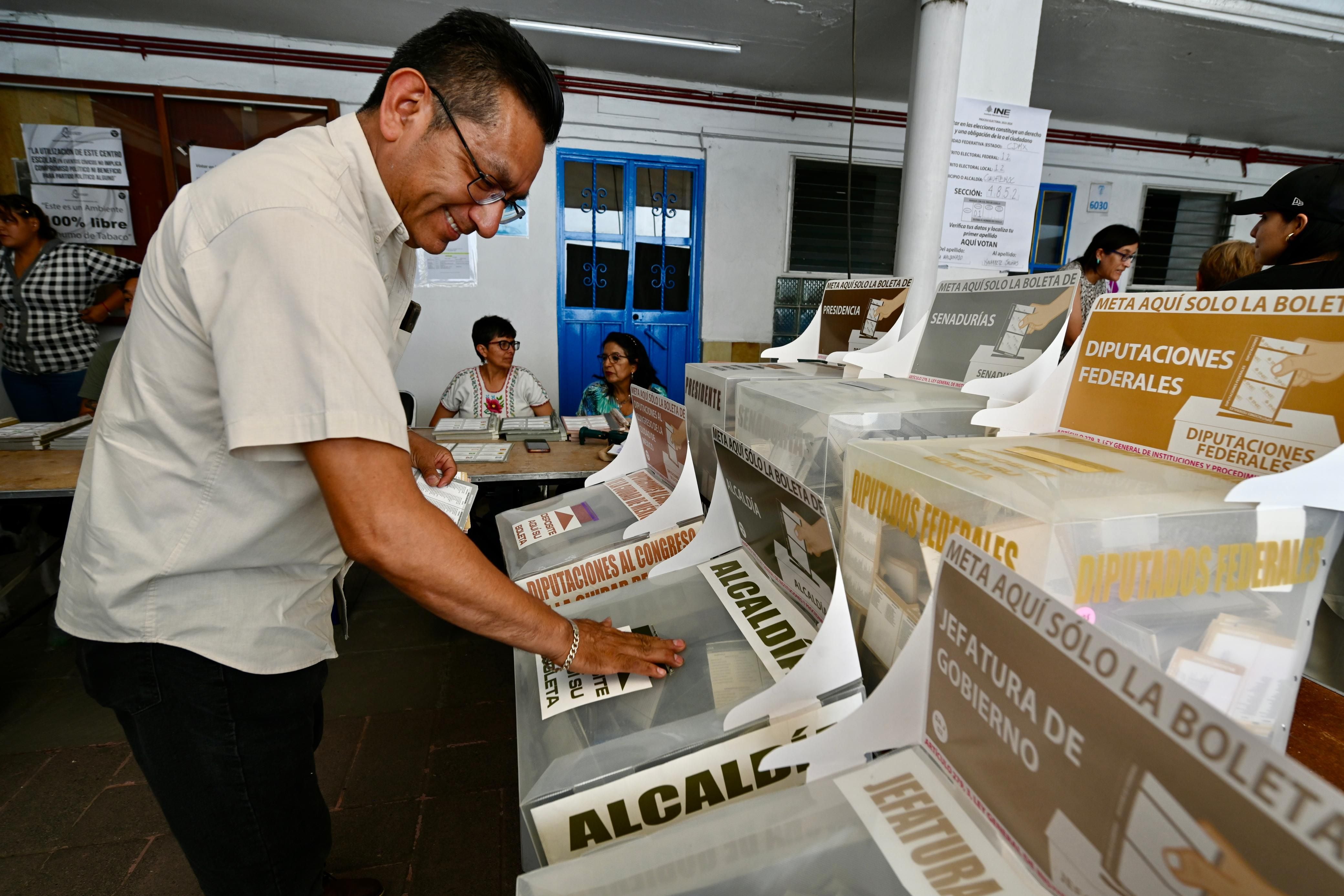 Vecinos de la colonia Juárez,  votando en la sección 4852 en la alcaldía Cuauhtémoc, en las votaciones de este proceso electoral 2024. Hoy en la Ciudad de México. Infobae México/Javier Lira Otero